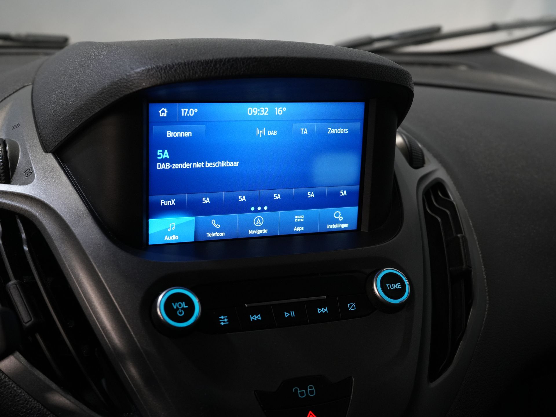 Ford Transit Courier Bestelbus 1.5 TDCI 100 pk Limited Stoelverw./ Voorruitverw./ Navi/ Carplay/ Camera/ Climate/ PDC/ LMV/ Cruise/ Trekhaak 23