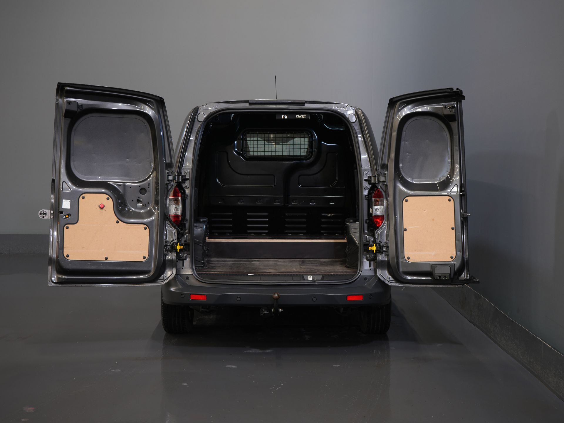 Ford Transit Courier Bestelbus 1.5 TDCI 100 pk Limited Stoelverw./ Voorruitverw./ Navi/ Carplay/ Camera/ Climate/ PDC/ LMV/ Cruise/ Trekhaak 4