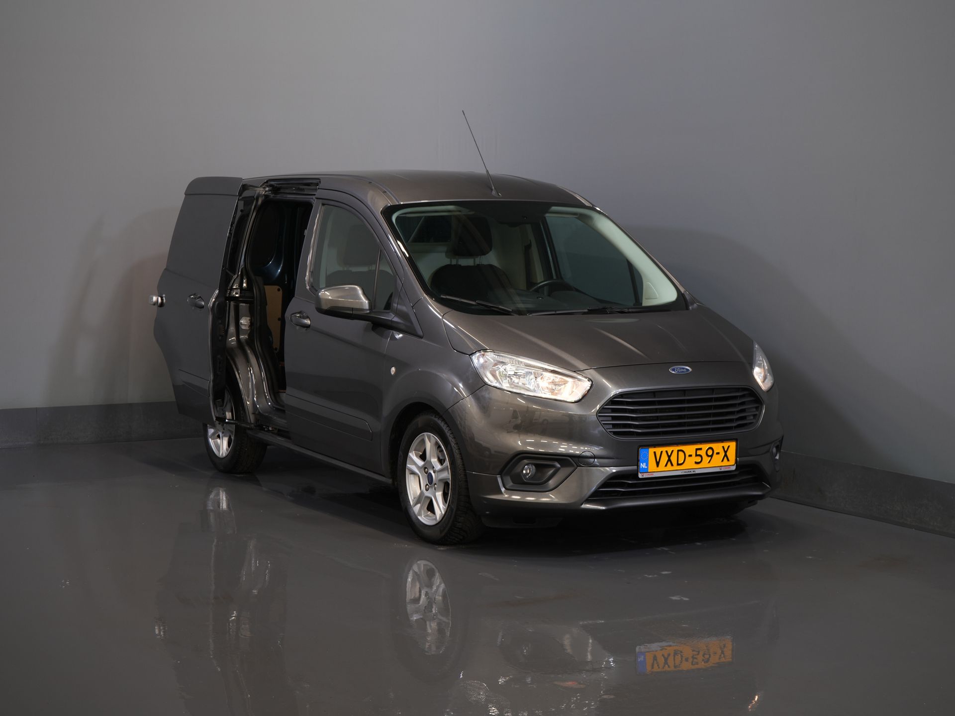 Ford Transit Courier Bestelbus 1.5 TDCI 100 pk Limited Stoelverw./ Voorruitverw./ Navi/ Carplay/ Camera/ Climate/ PDC/ LMV/ Cruise/ Trekhaak 8