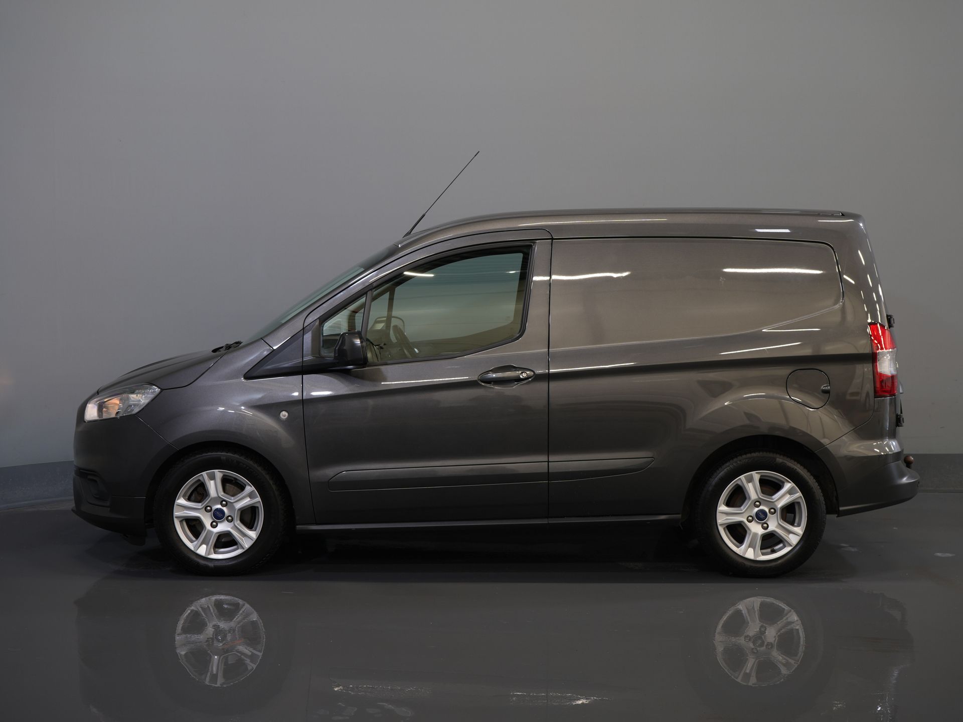 Ford Transit Courier Bestelbus 1.5 TDCI 100 pk Limited Stoelverw./ Voorruitverw./ Navi/ Carplay/ Camera/ Climate/ PDC/ LMV/ Cruise/ Trekhaak 9