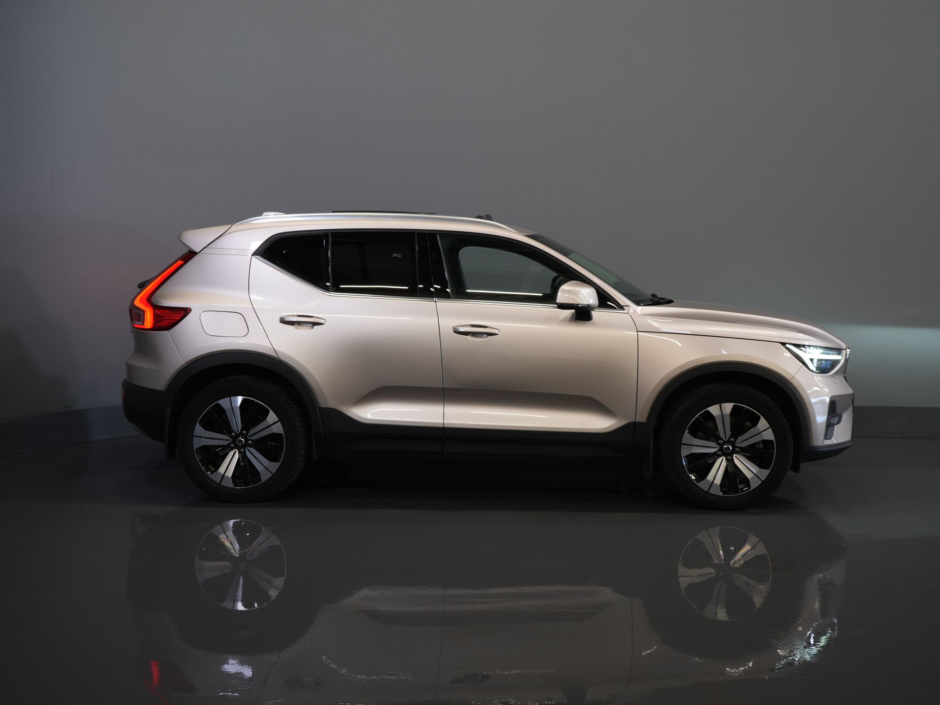 Volvo XC40 SUV 1.5 PHEV Ultimate Bright Pano/ Leder/ Harman & Kardon/ Mem.stoel/ Elek.Trekhaak/ Adapt.cruise/ LED/ Stoelverw./ Stuurvew./ Elek. 10