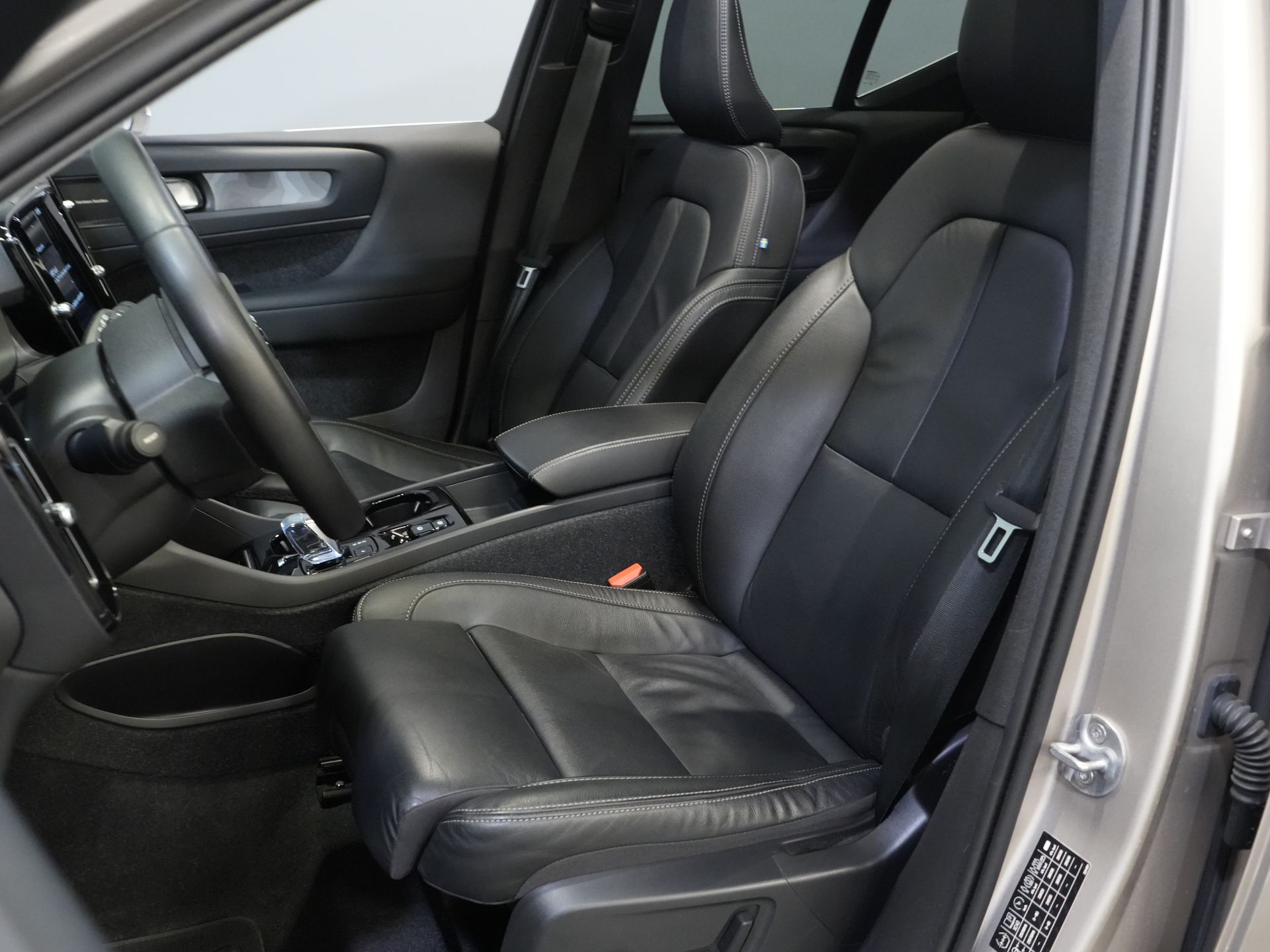 Volvo XC40 SUV 1.5 PHEV Ultimate Bright Pano/ Leder/ Harman & Kardon/ Mem.stoel/ Elek.Trekhaak/ Adapt.cruise/ LED/ Stoelverw./ Stuurvew./ Elek. 11