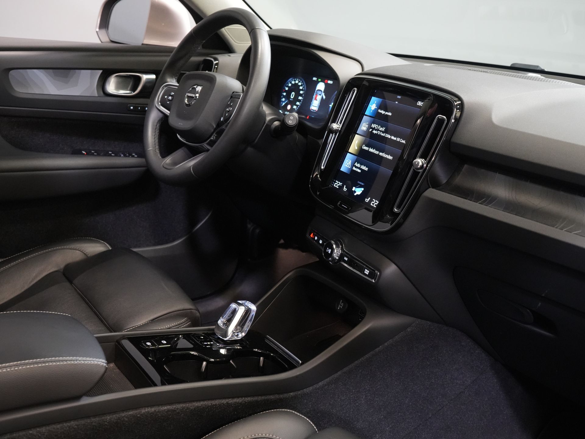 Volvo XC40 SUV 1.5 PHEV Ultimate Bright Pano/ Leder/ Harman & Kardon/ Mem.stoel/ Elek.Trekhaak/ Adapt.cruise/ LED/ Stoelverw./ Stuurvew./ Elek. 2