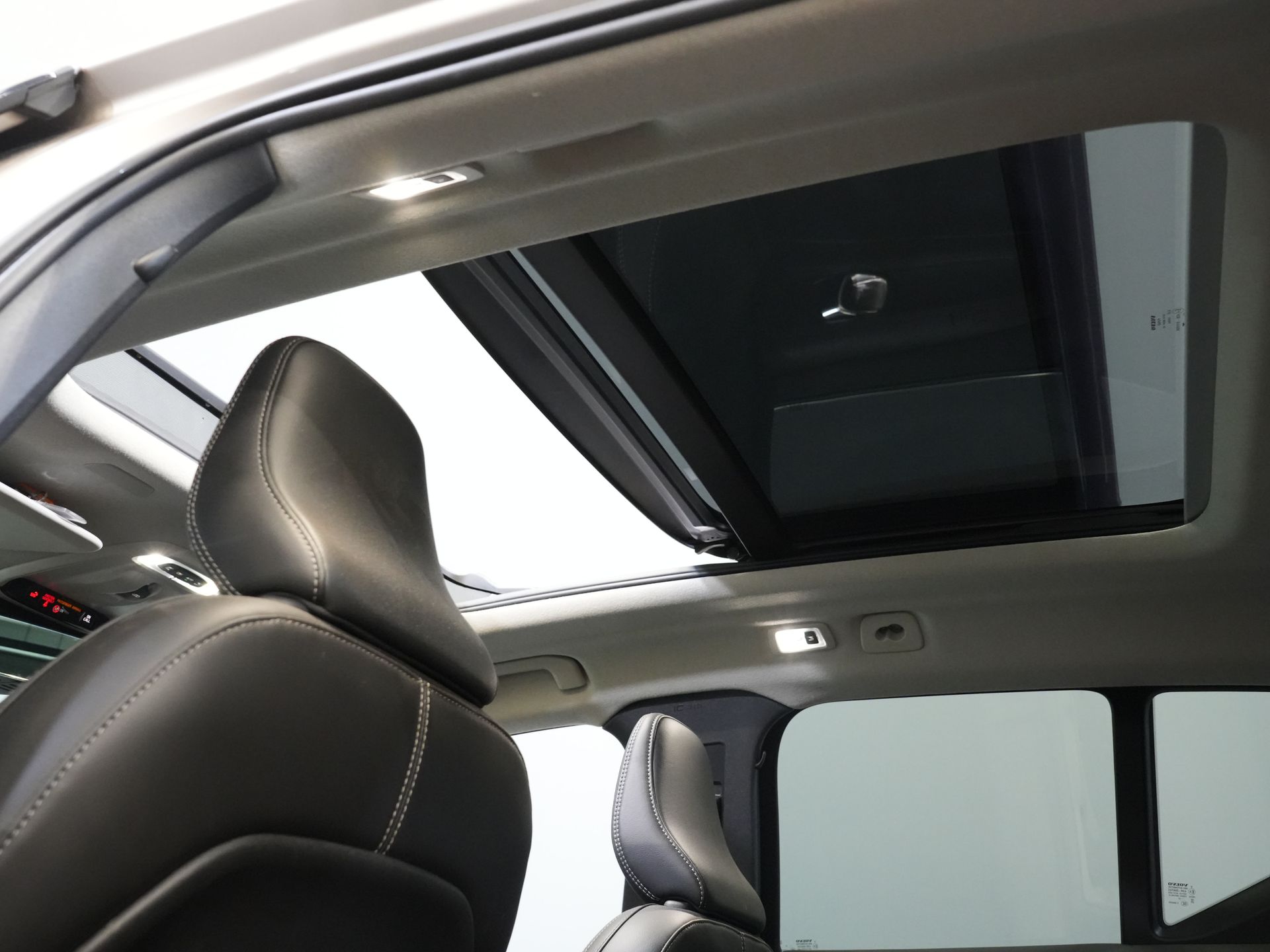 Volvo XC40 SUV 1.5 PHEV Ultimate Bright Pano/ Leder/ Harman & Kardon/ Mem.stoel/ Elek.Trekhaak/ Adapt.cruise/ LED/ Stoelverw./ Stuurvew./ Elek. 21