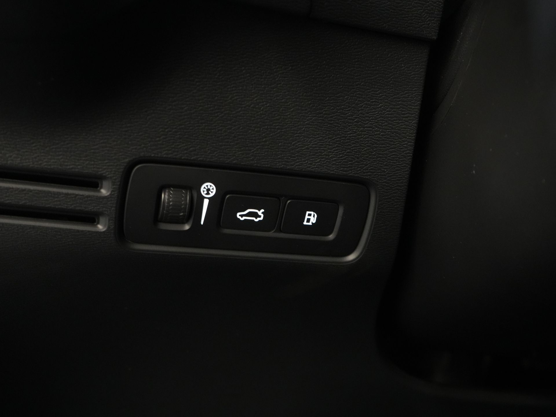 Volvo XC40 SUV 1.5 PHEV Ultimate Bright Pano/ Leder/ Harman & Kardon/ Mem.stoel/ Elek.Trekhaak/ Adapt.cruise/ LED/ Stoelverw./ Stuurvew./ Elek. 23