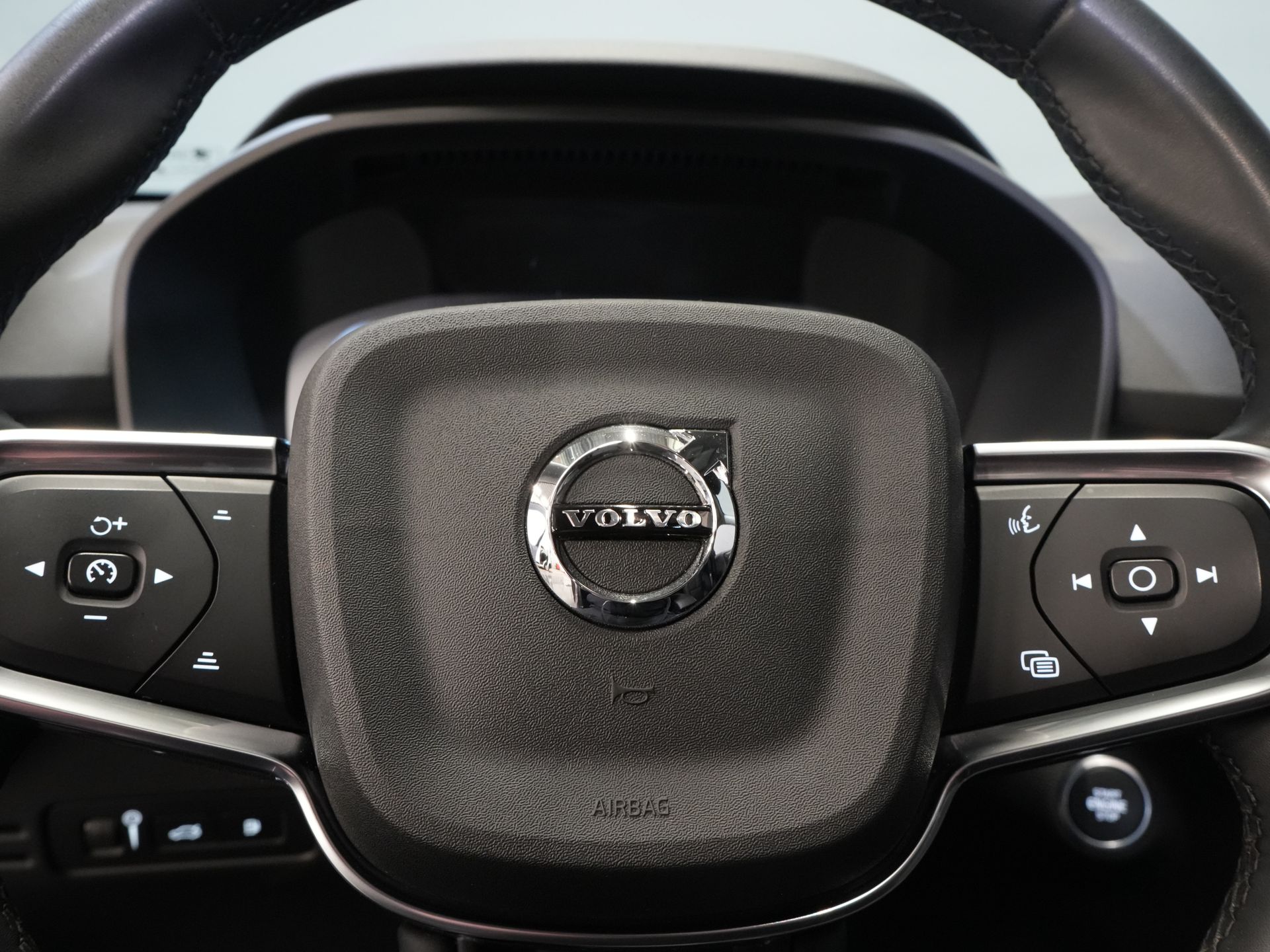 Volvo XC40 SUV 1.5 PHEV Ultimate Bright Pano/ Leder/ Harman & Kardon/ Mem.stoel/ Elek.Trekhaak/ Adapt.cruise/ LED/ Stoelverw./ Stuurvew./ Elek. 25