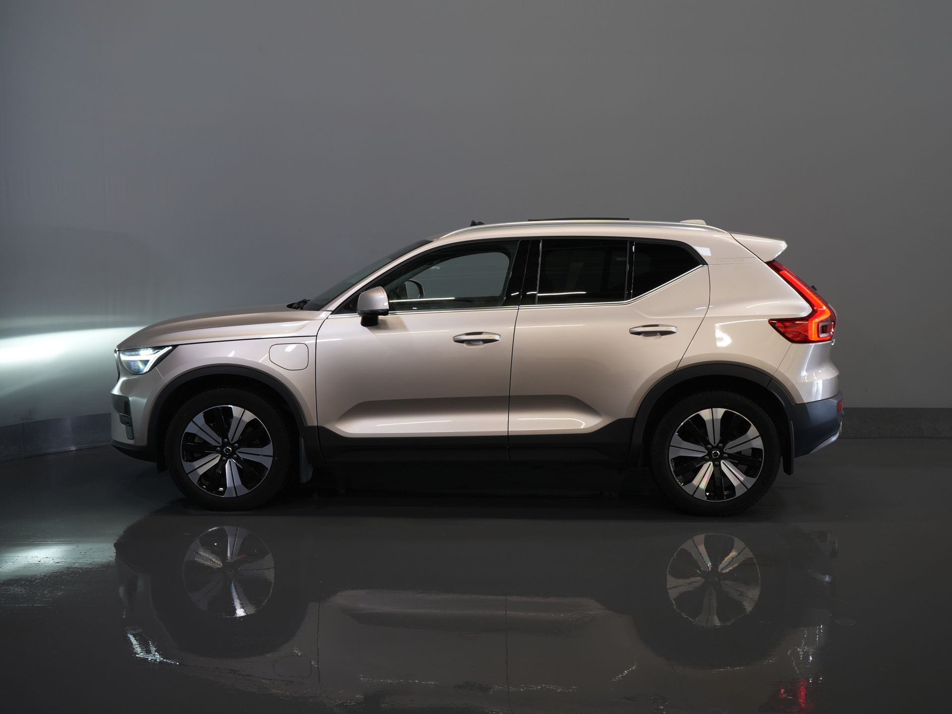 Volvo XC40 SUV 1.5 PHEV Ultimate Bright Pano/ Leder/ Harman & Kardon/ Mem.stoel/ Elek.Trekhaak/ Adapt.cruise/ LED/ Stoelverw./ Stuurvew./ Elek. 9