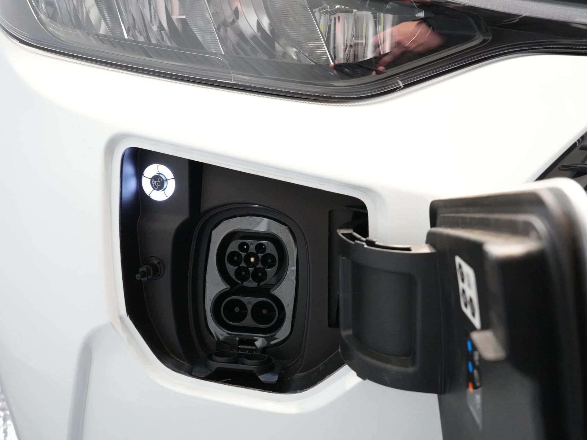 Ford E-Transit Custom Bestelbus Trend 65 kWh 330 km WLTP 218 pk Garantie t/m 2027/ LED/ Standkachel/ Snellader/ 2.3t Trekverm./ Stoelverw./ Carplay/ Climate/ Ca 28