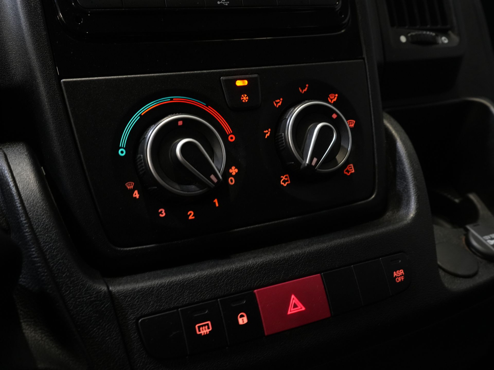 Opel Movano Open laadbak 2.2 140 pk DC Dubbel Cabine Open Laadbak/ 7 Pers./ 2.5t Trekverm./ Cruise/ Airco/ 288x215x35/ Pick up 19