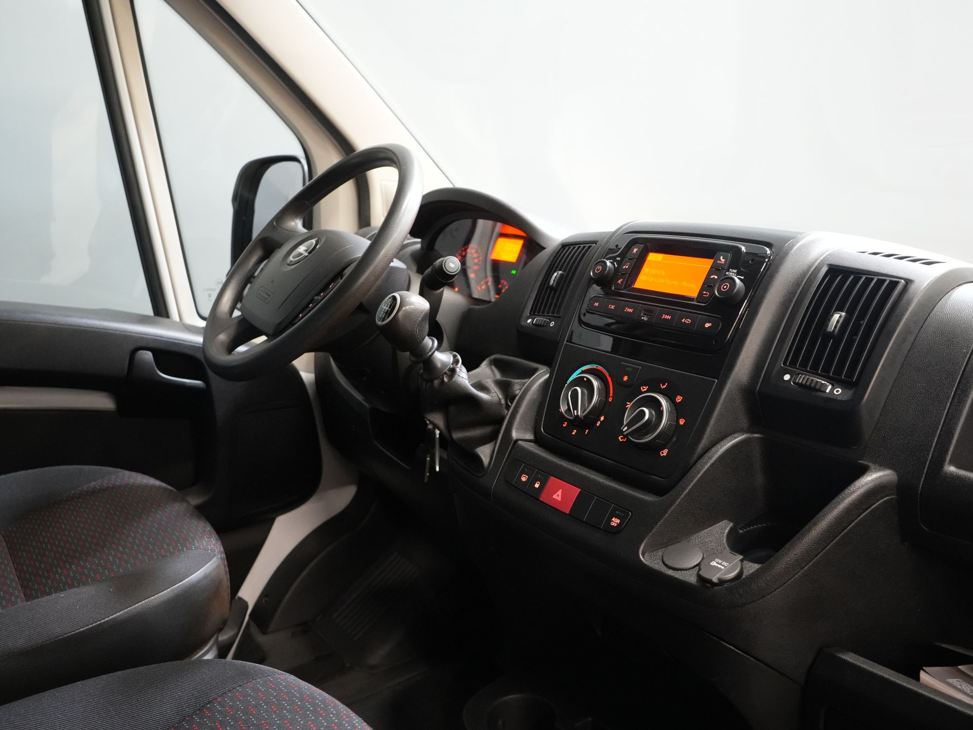 Opel Movano Open laadbak 2.2 140 pk DC Dubbel Cabine Open Laadbak/ 7 Pers./ 2.5t Trekverm./ Cruise/ Airco/ 288x215x35/ Pick up 2