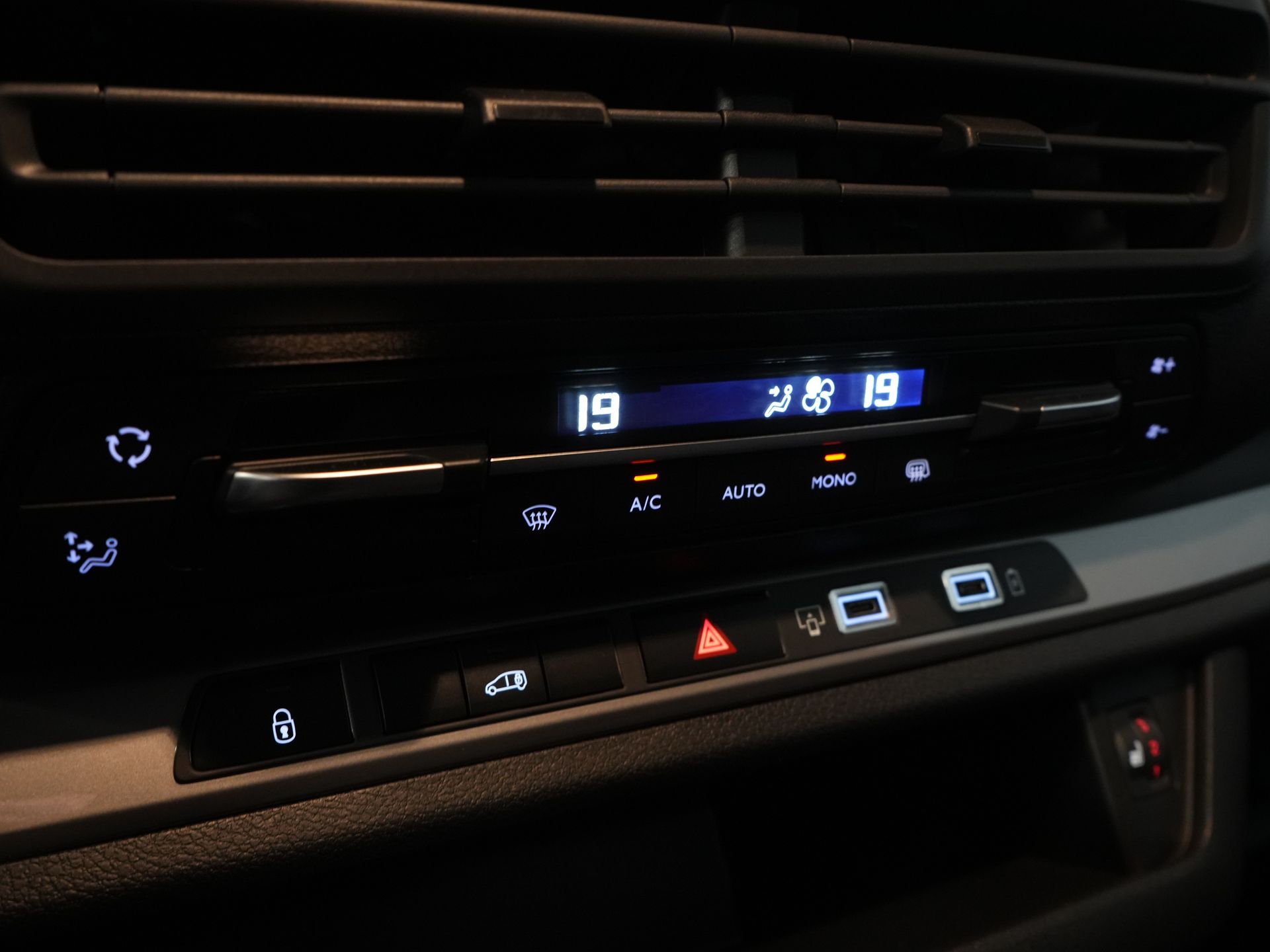 Toyota ProAce Worker Bestelbus 2.0 145 pk L3 Carplay/ 2.5t Trekverm./ Stoelverw./ Stuurverw./ Keyless/ Navi/ Climate/ Camera/ Cruise/ PDC 20