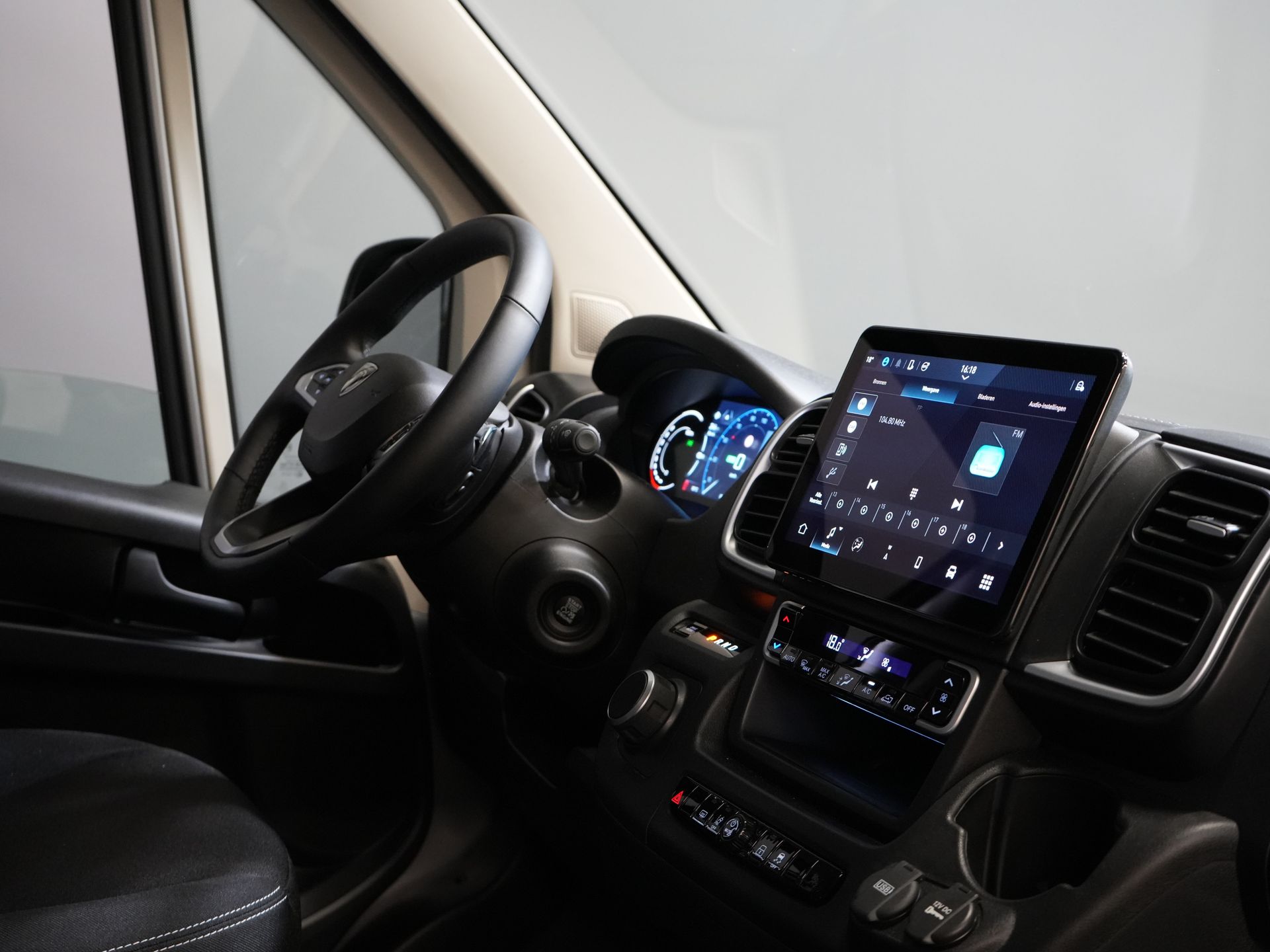 Peugeot e-Boxer Bestelbus L3H2 110 kWh 420km WLTP Adapt.Cruise/ Snellader/ LED/ Carplay/ Climate/ Camera/ Omvormer/ Navi/ PDC 2