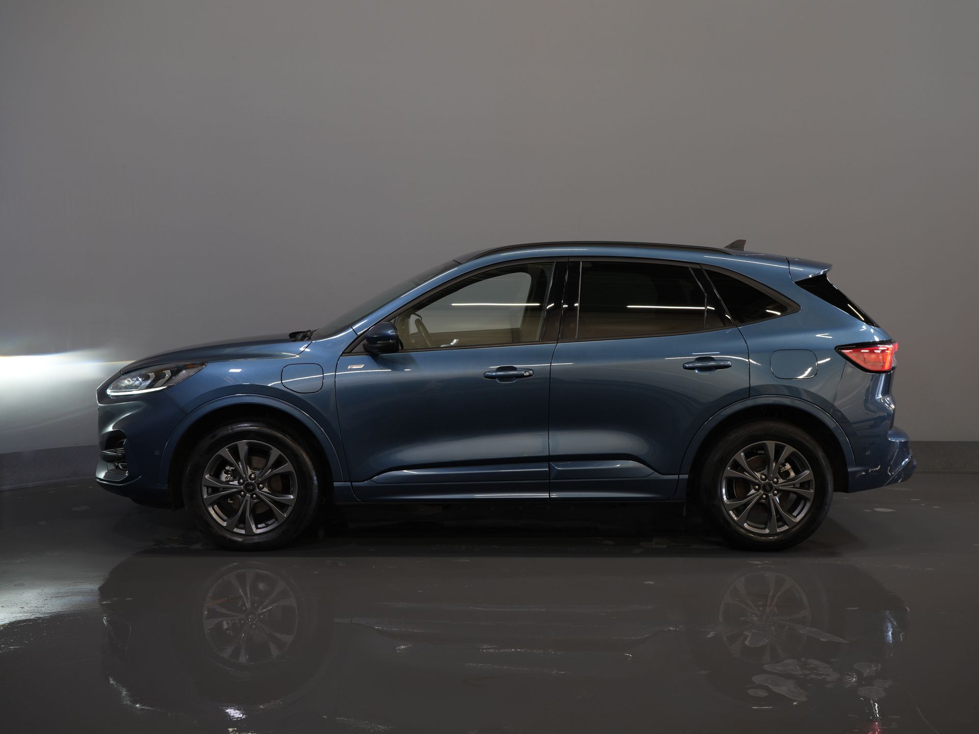 Ford Kuga SUV 2.5 PHEV 225 pk ST-Line LED/ Head-Up/ Adapt.cruise/ Standkachel/ Keyless/ Elek.klep/ Stoelverw/ Stuurverw./ Carplay/ Navi/ Clima 9