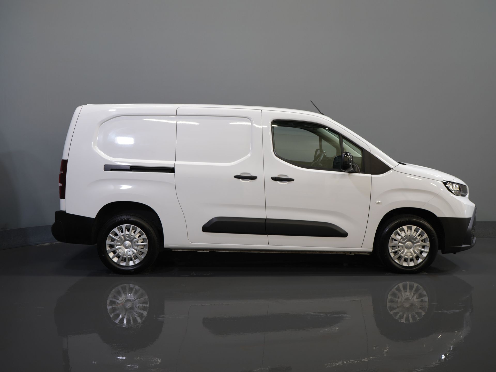 Toyota PROACE CITY Bestelbus 1.5 L2 LED/ Virtual Cockpit/ 3 Pers./ Airco/ Cruise/ PDC/ DAB 10