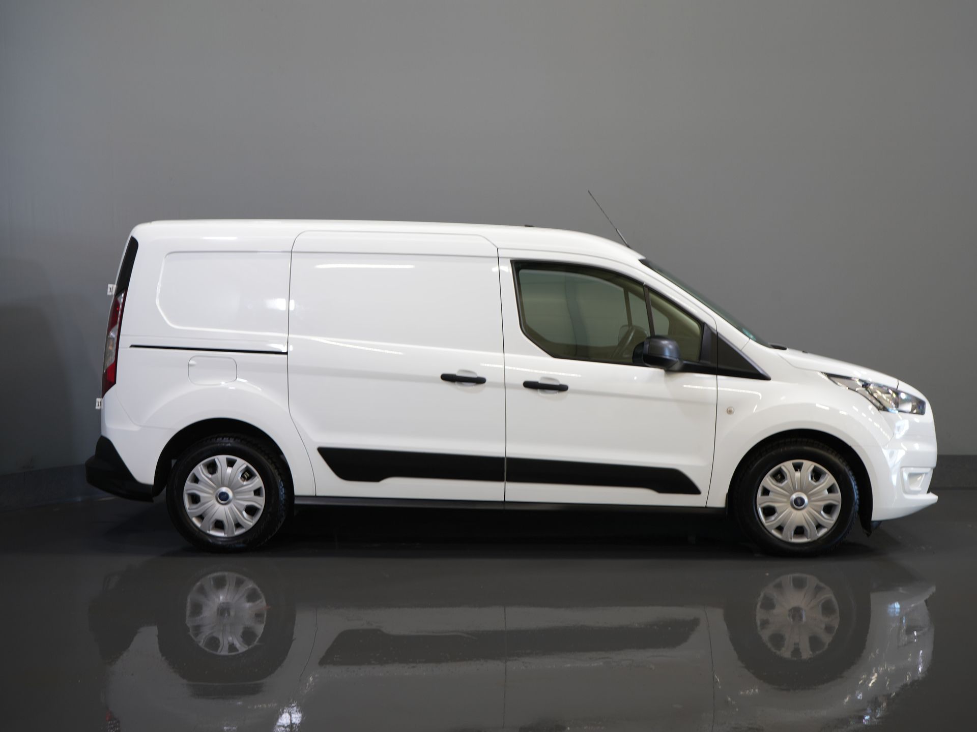 Ford Transit Connect Bestelbus 1.0 100 pk L2 BENZINE NL Auto/ 3 Pers./ Trekhaak/ DAB/ Cruise/ Airco 10