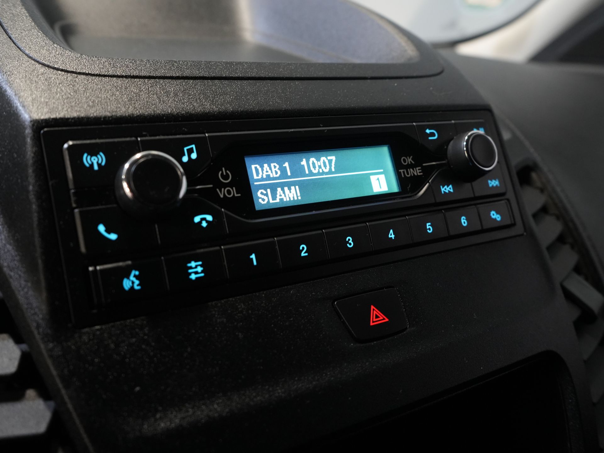 Ford Transit Connect Bestelbus 1.0 100 pk L2 BENZINE NL Auto/ 3 Pers./ Trekhaak/ DAB/ Cruise/ Airco 21