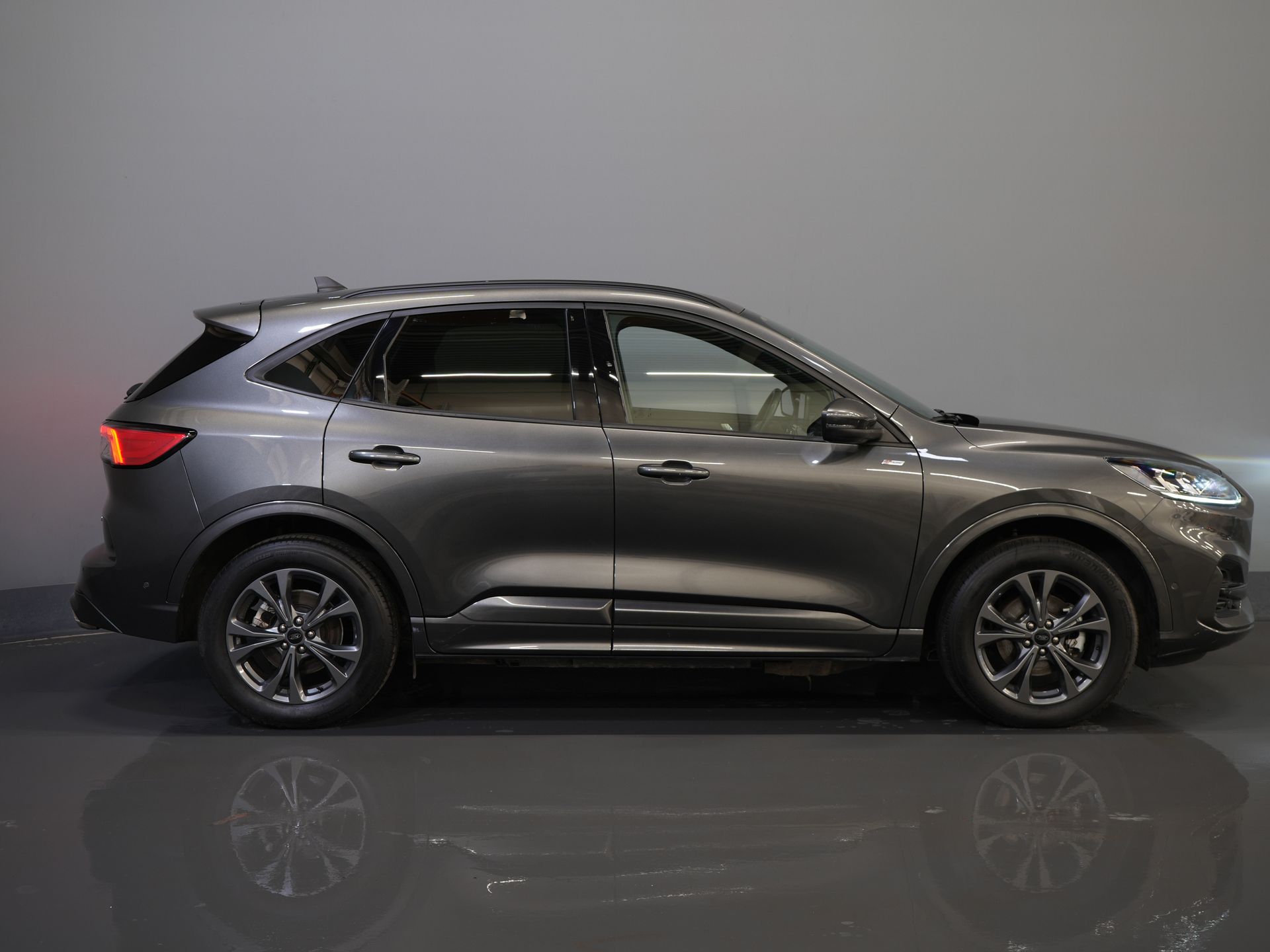 Ford Kuga SUV 2.5 PHEV 225 pk ST-Line LED/ Head-Up/ Adapt.cruise/ Standkachel/ Keyless/ Elek.klep/ Stoelverw/ Stuurverw./ Carplay/ Navi/ Clima 10