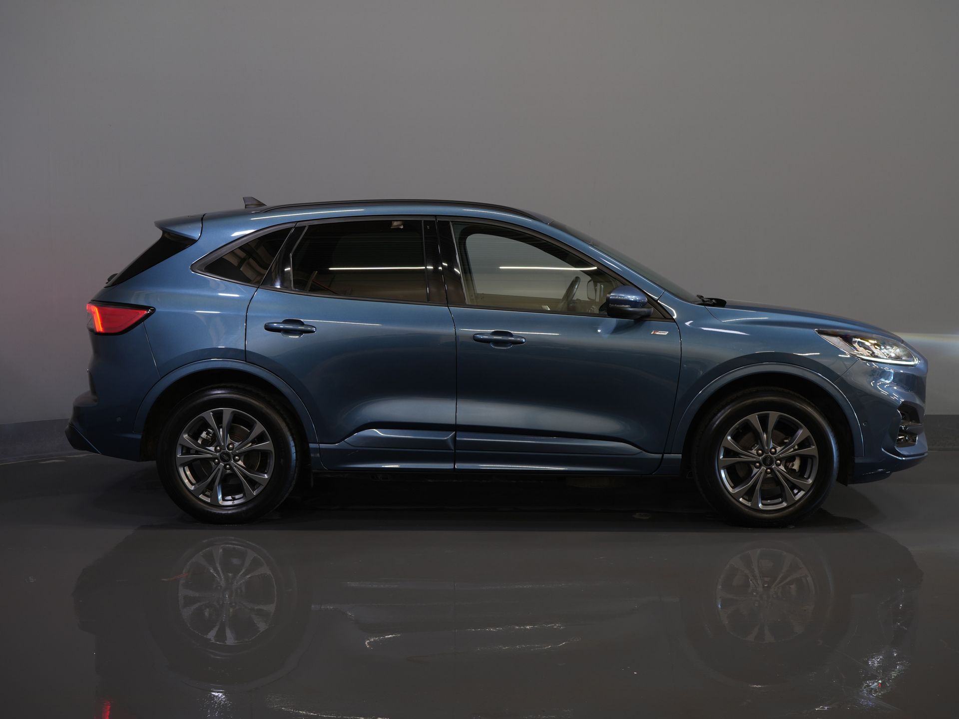 Ford Kuga SUV 2.5 PHEV 225 pk ST-Line LED/ Head-Up/ Adapt.cruise/ Standkachel/ Keyless/ Elek.klep/ Stoelverw/ Stuurverw./ Carplay/ Navi/ Clima 10