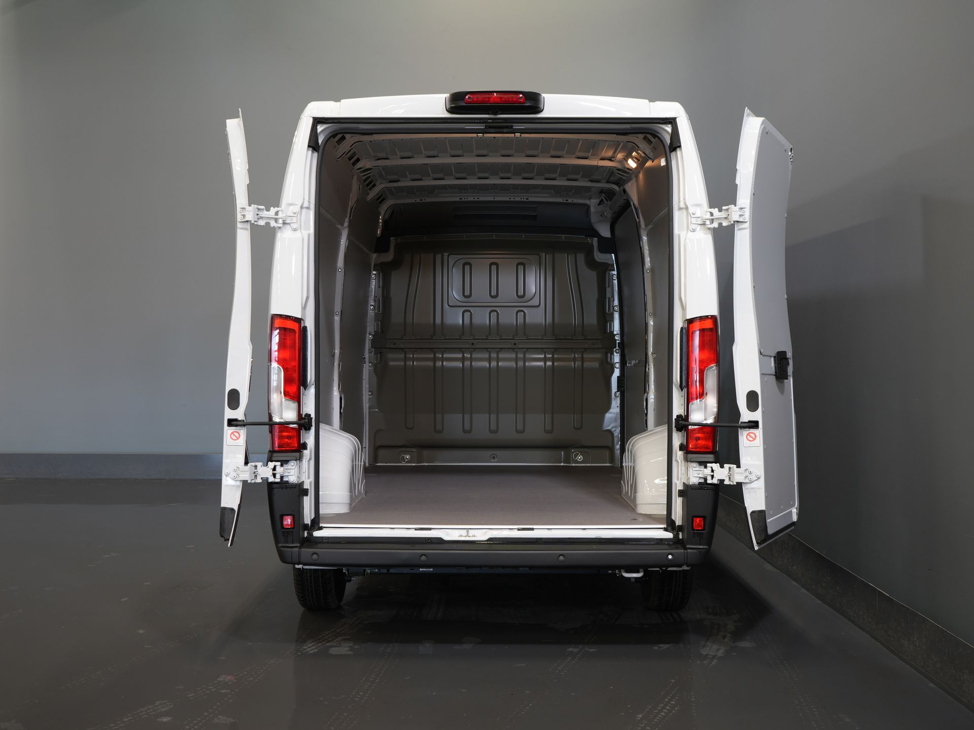 Peugeot Boxer Bestelbus (Opel Movano) 2.2 140 pk L2H2 Betimmering/ Carplay/ 270Gr.Deuren/ Climate/ Camera/ Cruise/ Navi/ PDC/ Cruise 4