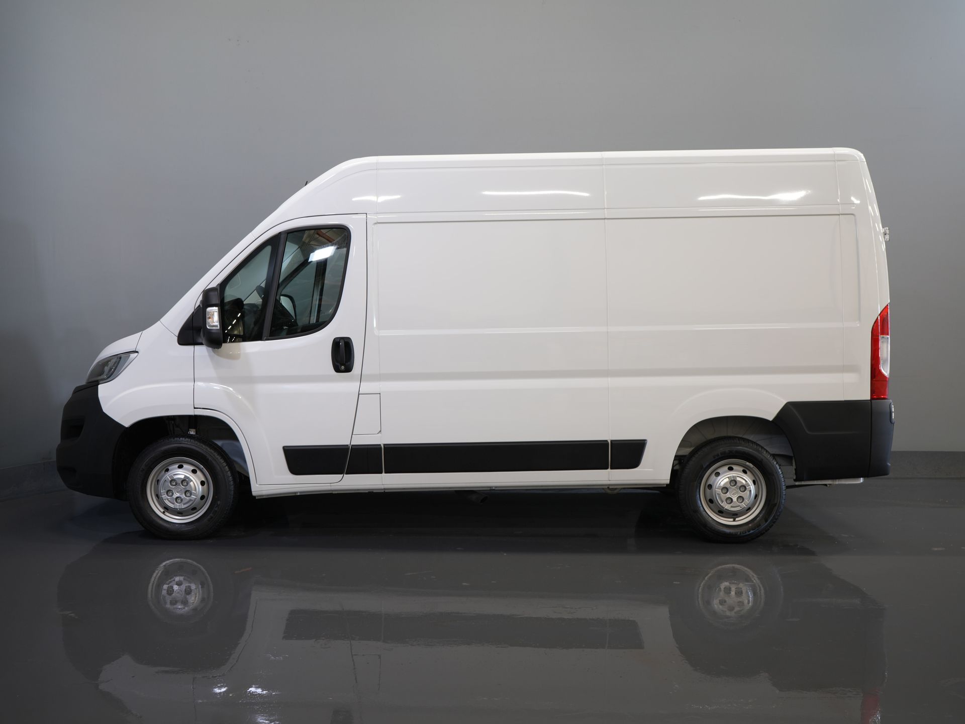 Peugeot Boxer Bestelbus (Opel Movano) 2.2 140 pk L2H2 Betimmering/ Carplay/ 270Gr.Deuren/ Climate/ Camera/ Cruise/ Navi/ PDC/ Cruise 9