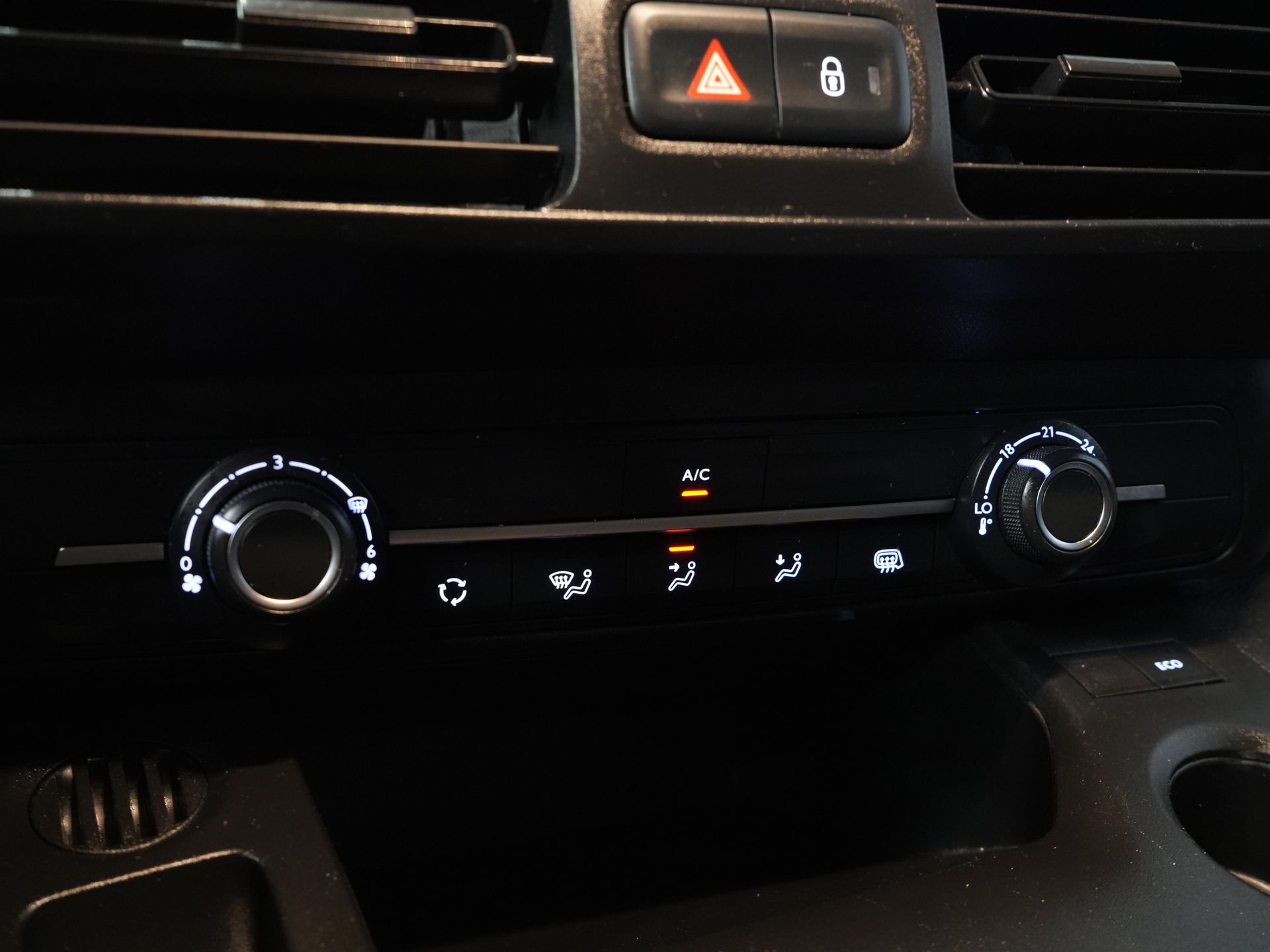 Peugeot Partner Bestelbus 1.5 HDI 130 pk Aut. L2 NL Auto/ 3Pers./ Carplay/ Airco/ Navi/ Imperiaal/ Cruise/ PDC/ DAB/ Trekhaak 20