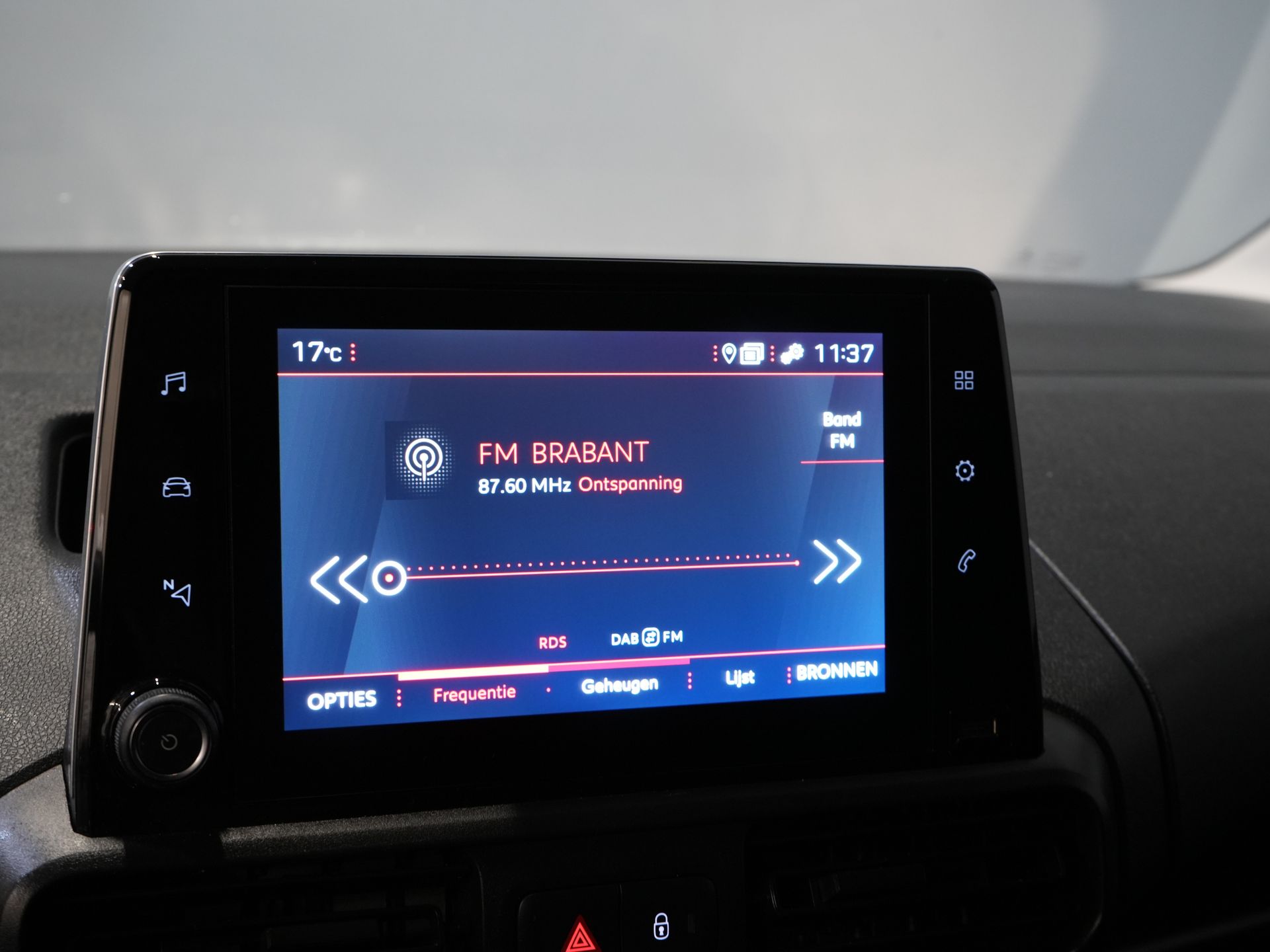 Peugeot Partner Bestelbus 1.5 HDI 130 pk Aut. L2 NL Auto/ 3Pers./ Carplay/ Airco/ Navi/ Imperiaal/ Cruise/ PDC/ DAB/ Trekhaak 21