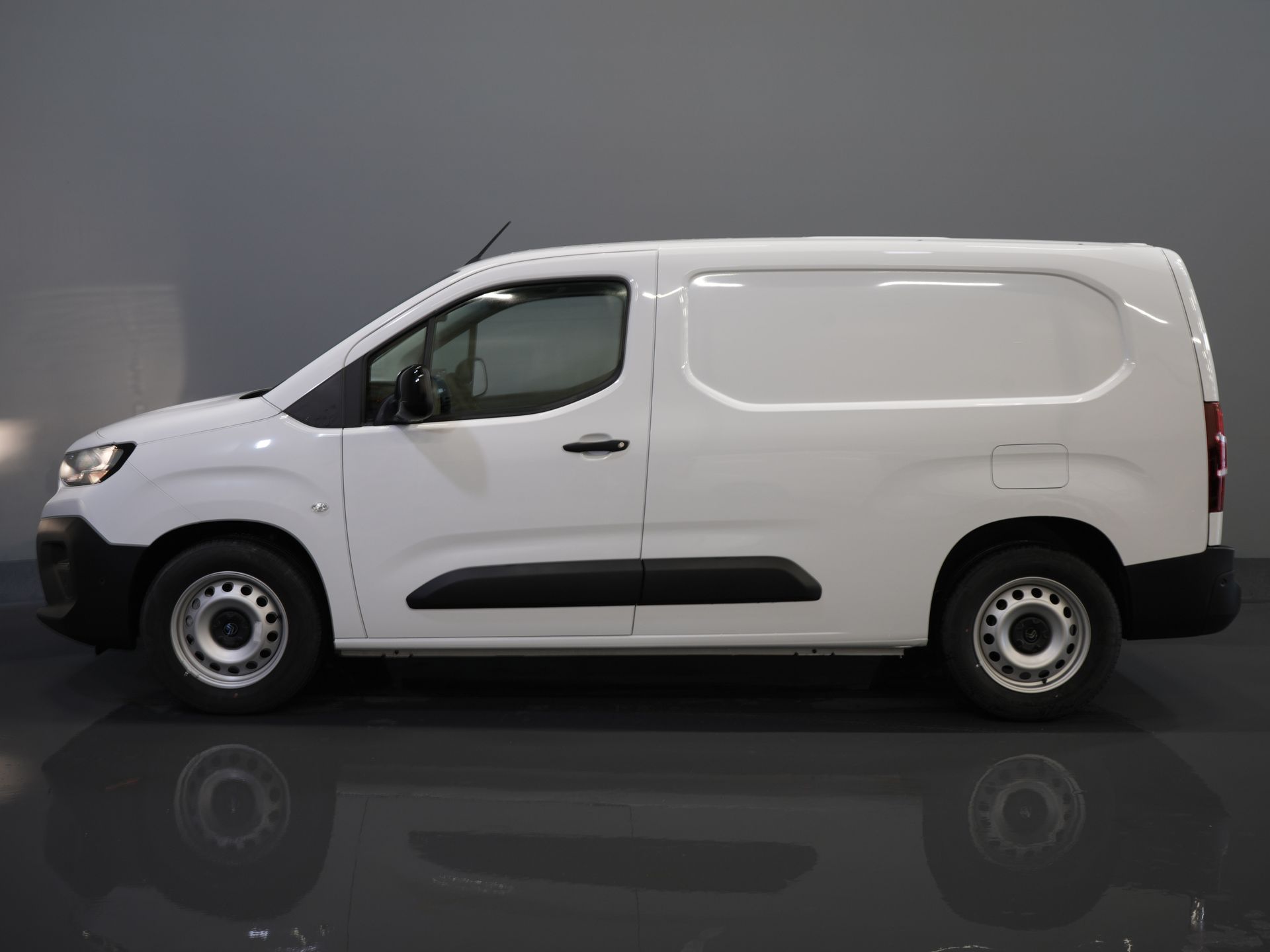 Peugeot e-Partner Bestelbus (Citroën ë-Berlingo) 50 kWh 345 km WLTP L2 Carplay/ Snellader/ 3Pers./ Airco/ Navi/ Camera/ Cruise/ PDC 9