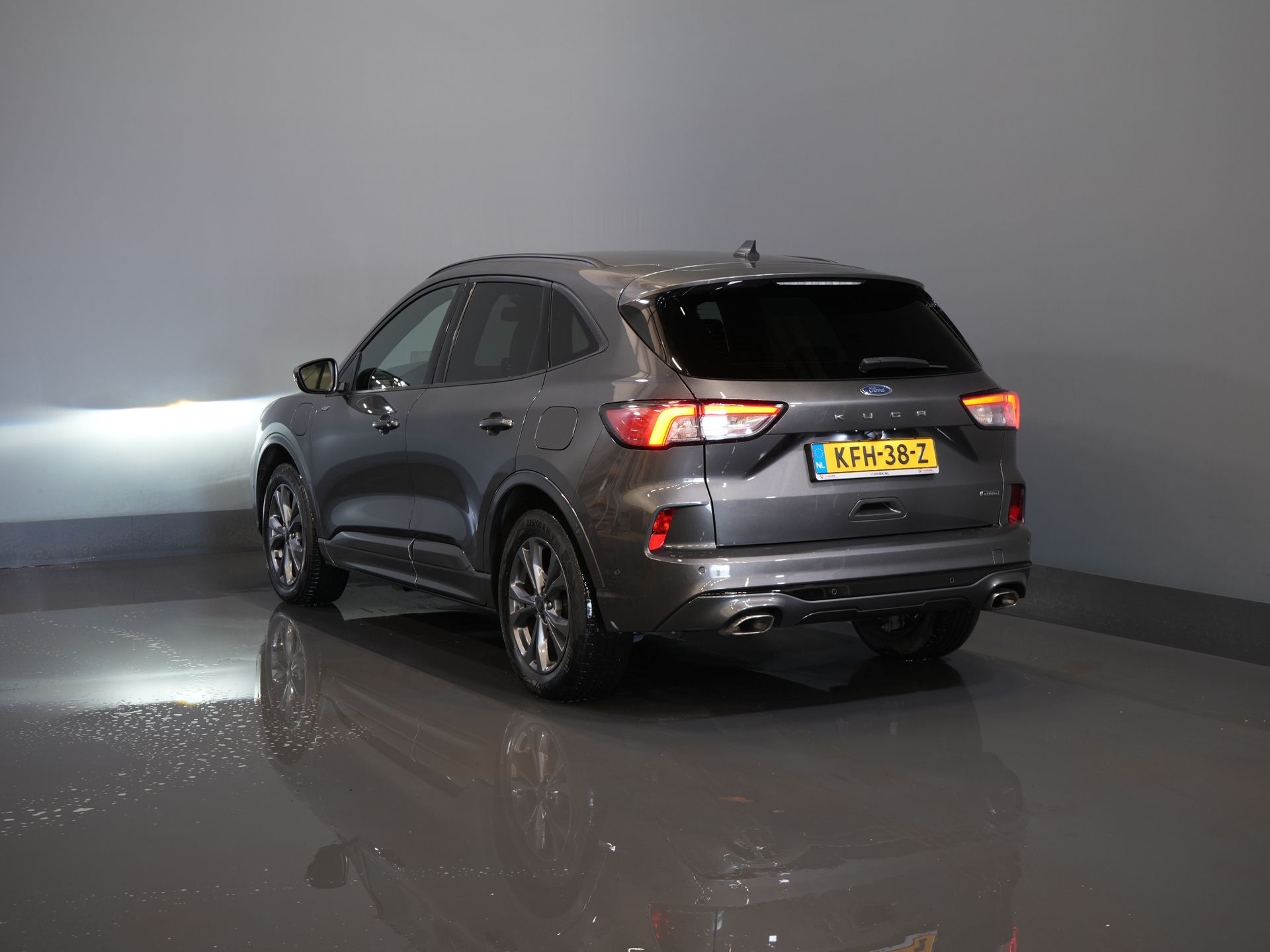 Ford Kuga SUV 2.5 PHEV 225 pk ST-Line LED/ Head-Up/ Adapt.cruise/ Keyless/ Elek.klep/ Stoelverw/ Stuurverw./ Carplay/ Navi/ Climate/ PDC 1