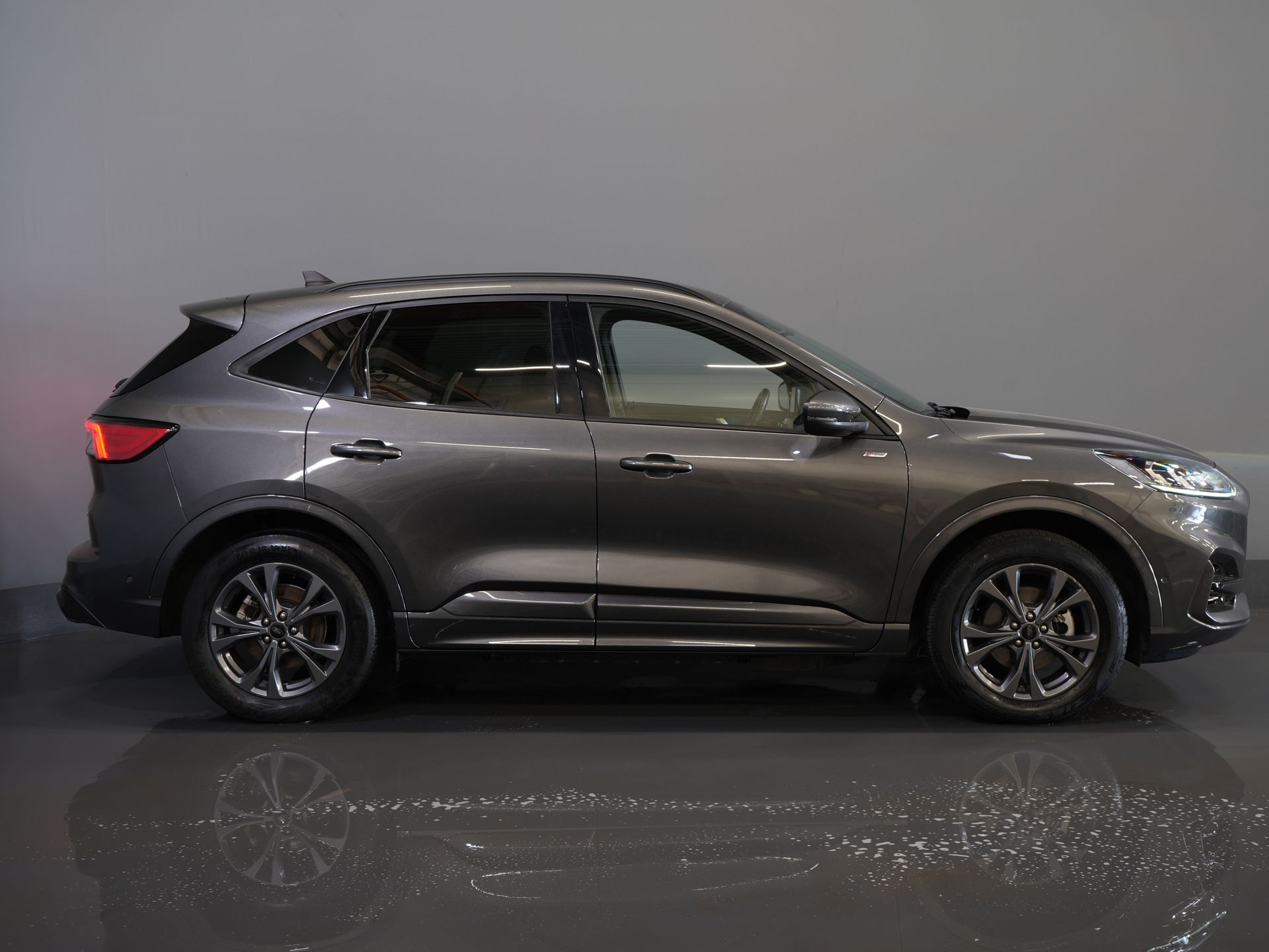Ford Kuga SUV 2.5 PHEV 225 pk ST-Line LED/ Head-Up/ Adapt.cruise/ Keyless/ Elek.klep/ Stoelverw/ Stuurverw./ Carplay/ Navi/ Climate/ PDC 10