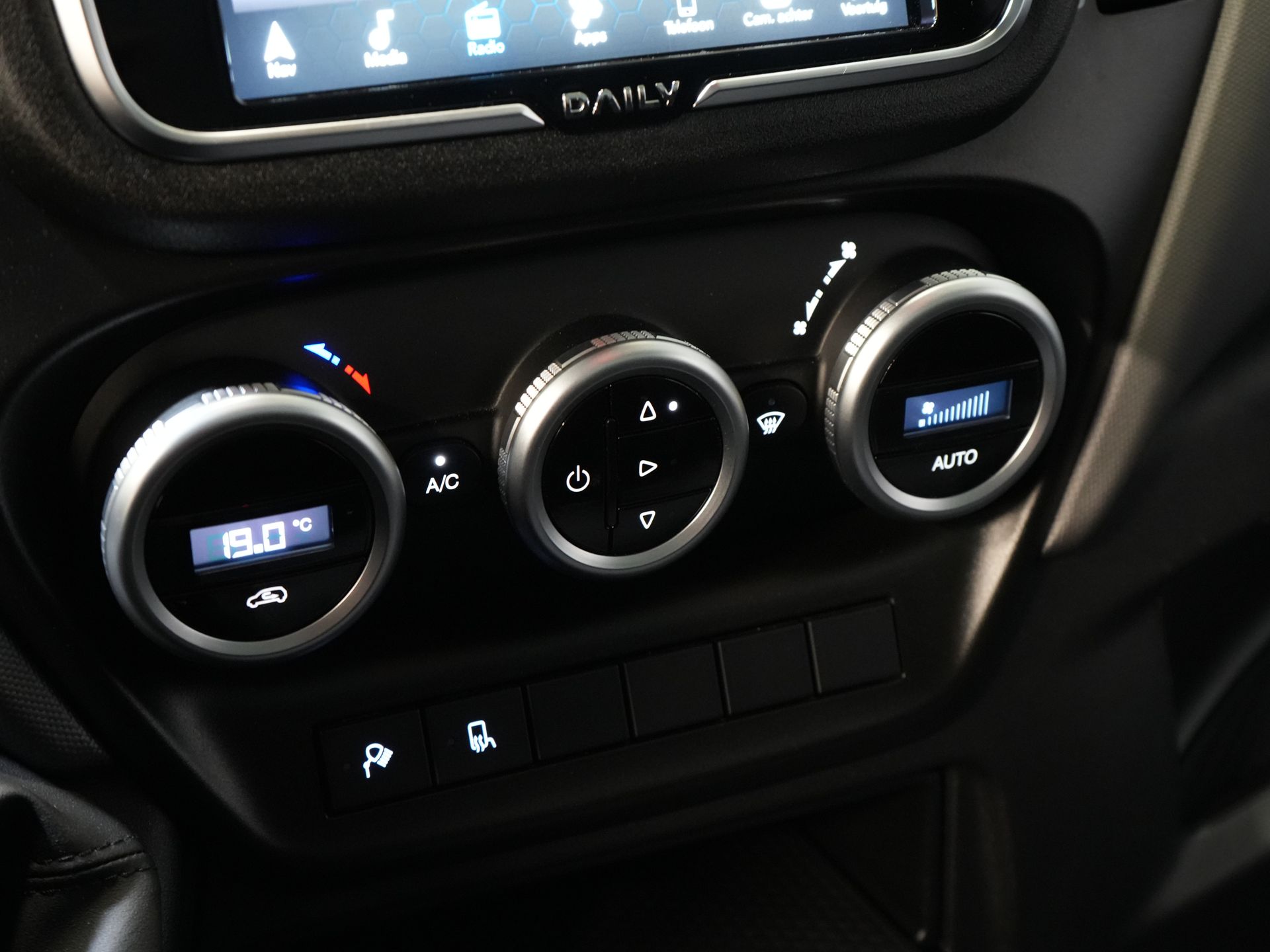 Iveco Daily Bestelbus 35S21HV 3.0 180 pk Aut. L2H3 LED/ 3.5t Trekverm./ Adapt.Cruise/ Carplay/ Gev.Stoel./ Climate/ Navi/ Camera/ Trekhaak 19