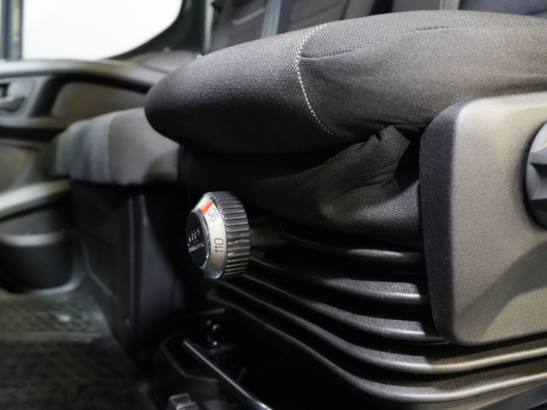 Iveco Daily Bestelbus 35S21HV 3.0 180 pk Aut. L2H3 LED/ 3.5t Trekverm./ Adapt.Cruise/ Carplay/ Gev.Stoel./ Climate/ Navi/ Camera/ Trekhaak 25