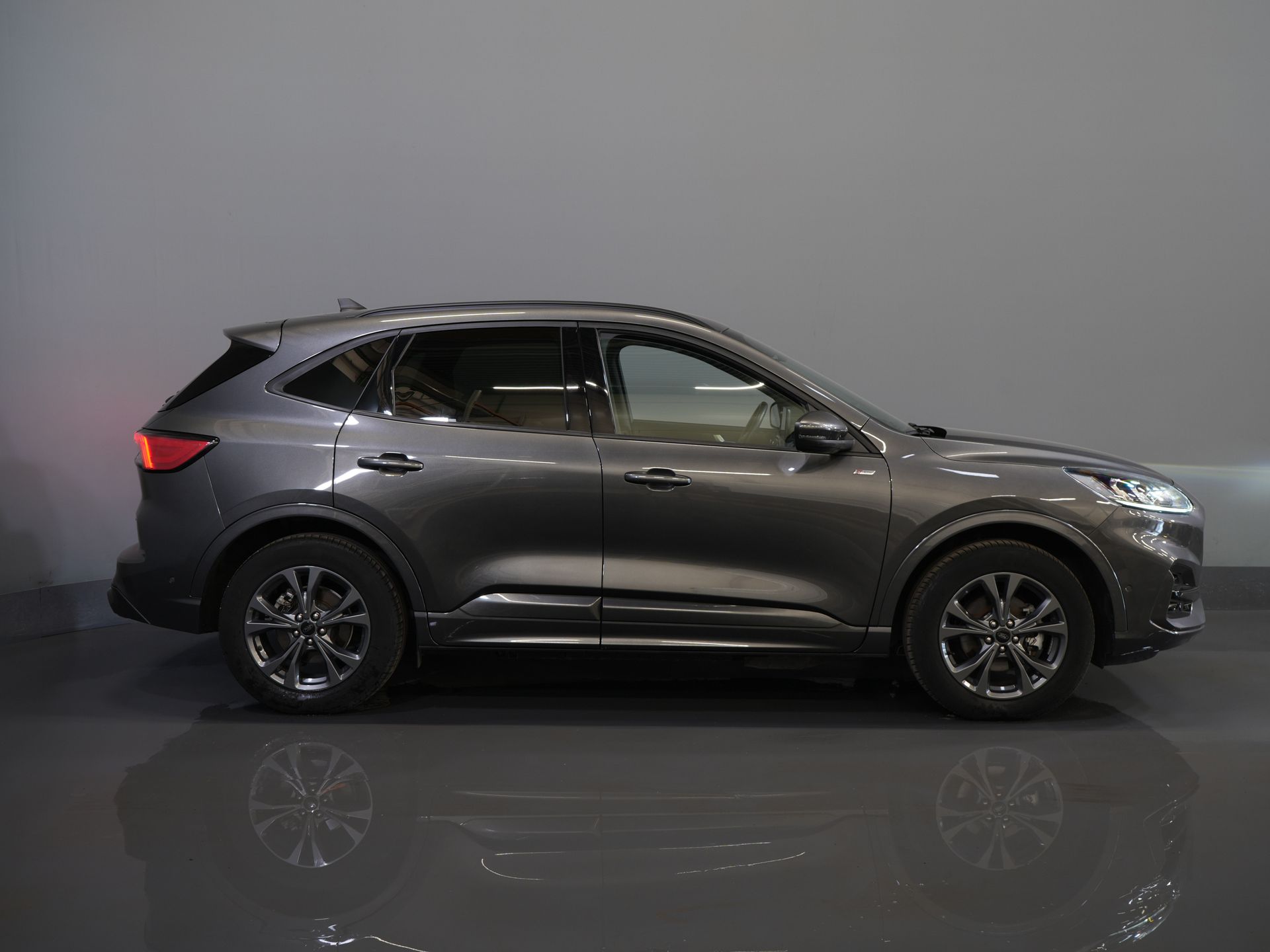 Ford Kuga SUV 2.5 PHEV 225 pk ST-Line LED/ Head-Up/ Adapt.cruise/ Keyless/ Elek.klep/ Stoelverw/ Stuurverw./ Carplay/ Navi/ Climate/ PDC 10