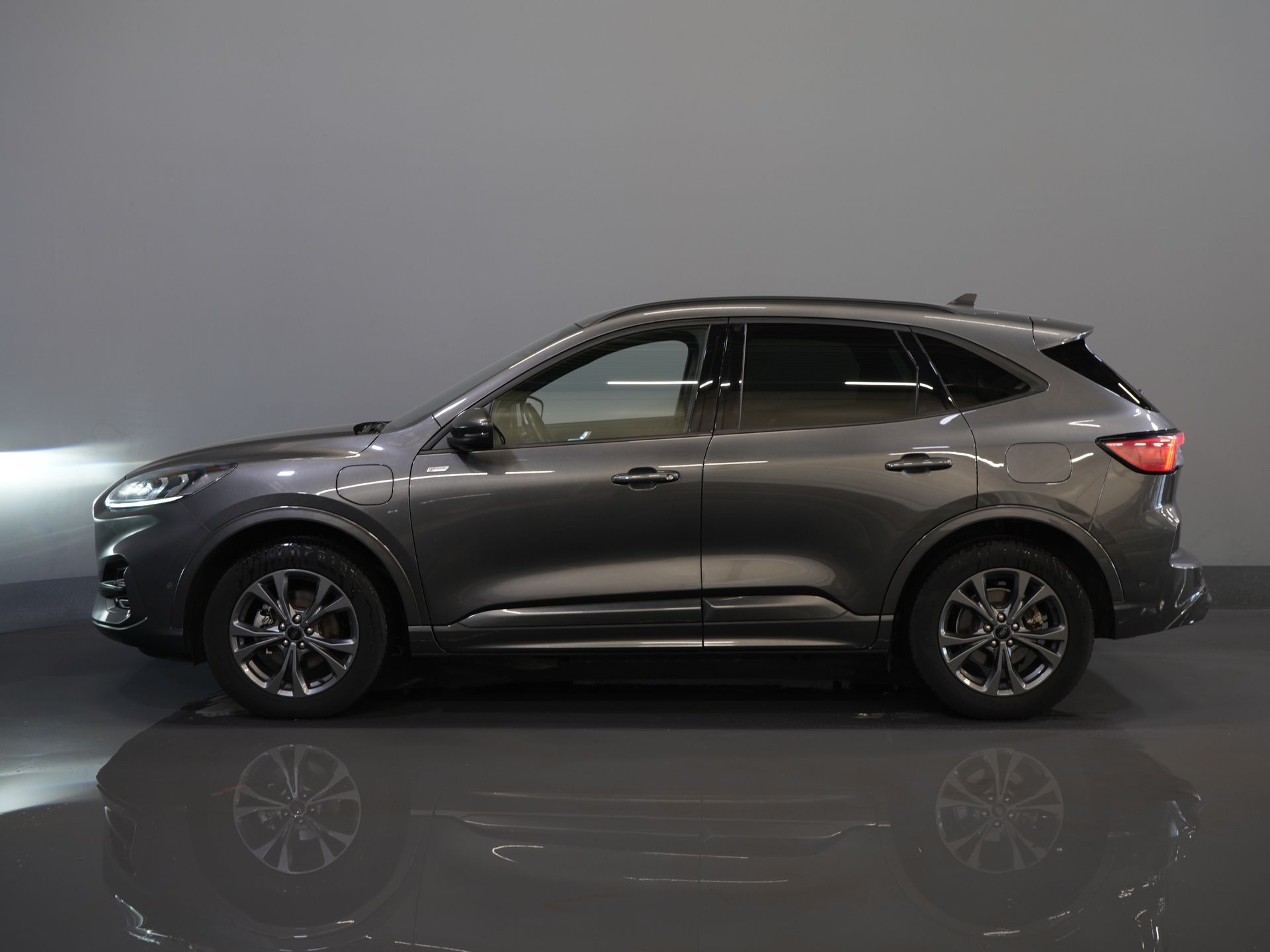 Ford Kuga SUV 2.5 PHEV 225 pk ST-Line LED/ Head-Up/ Adapt.cruise/ Keyless/ Elek.klep/ Stoelverw/ Stuurverw./ Carplay/ Navi/ Climate/ PDC 9