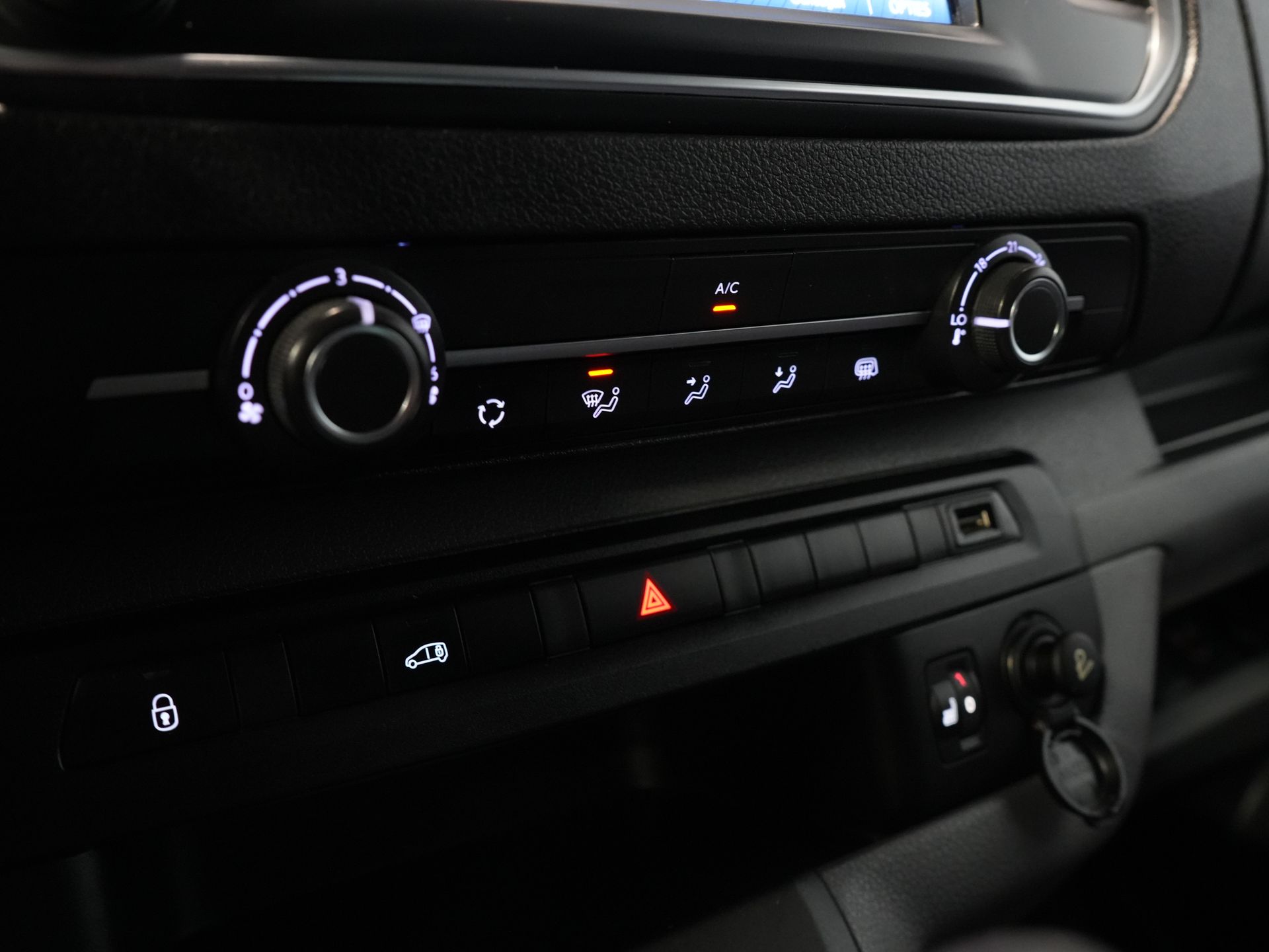 Toyota ProAce Worker Bestelbus 2.0 145 pk L3 2xSchuifdeur/ Adapt.Cruise/ Head Up/ Standkachel/ Stoelverw./ Carplay/ Trekhaak/ PDC 19
