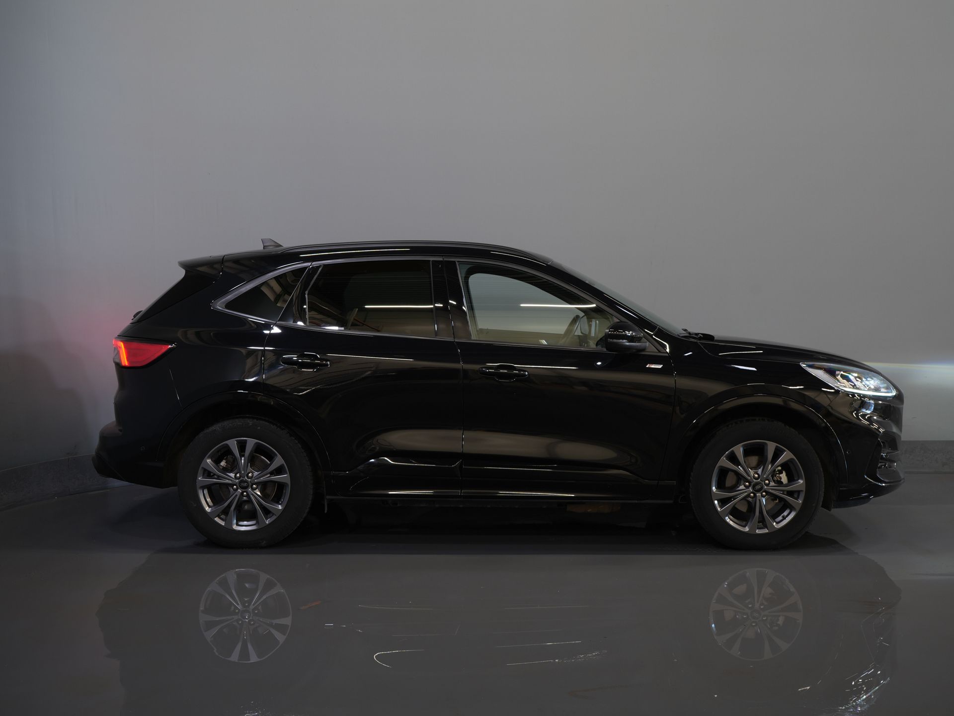Ford Kuga SUV 2.5 PHEV 225 pk ST-Line LED/ Head-Up/ Adapt.cruise/ Keyless/ Elek.klep/ Stoelverw/ Stuurverw./ Carplay/ Navi/ Climate/ PDC 10