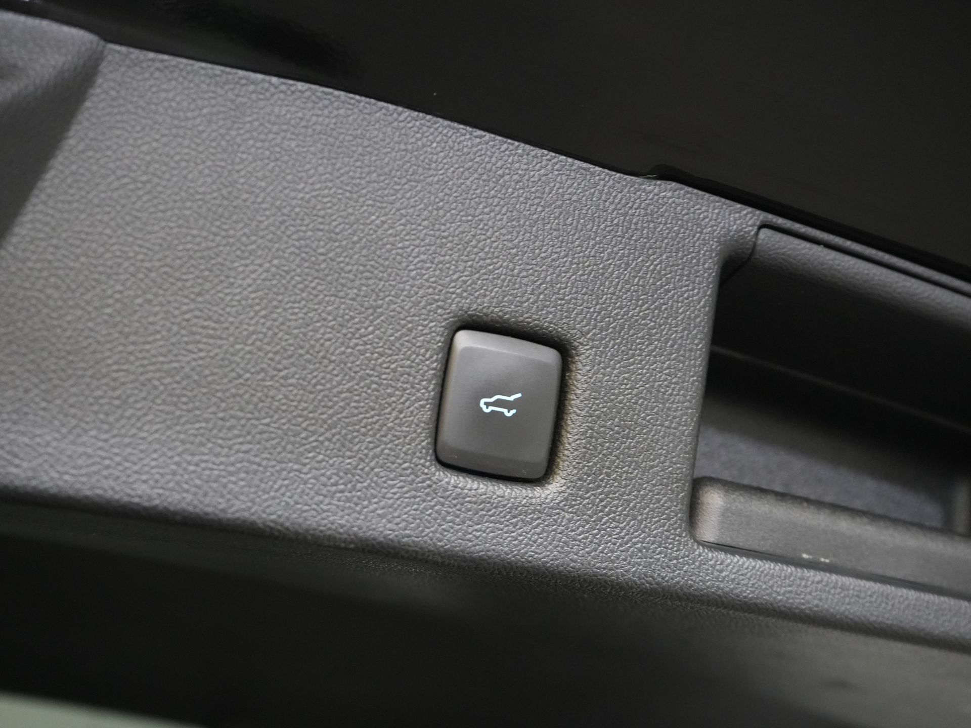 Ford Kuga SUV 2.5 PHEV 225 pk ST-Line LED/ Head-Up/ Adapt.cruise/ Keyless/ Elek.klep/ Stoelverw/ Stuurverw./ Carplay/ Navi/ Climate/ PDC 15