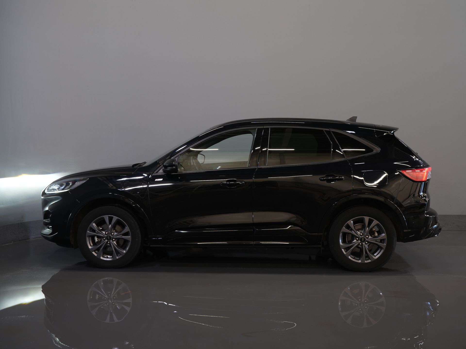 Ford Kuga SUV 2.5 PHEV 225 pk ST-Line LED/ Head-Up/ Adapt.cruise/ Keyless/ Elek.klep/ Stoelverw/ Stuurverw./ Carplay/ Navi/ Climate/ PDC 9