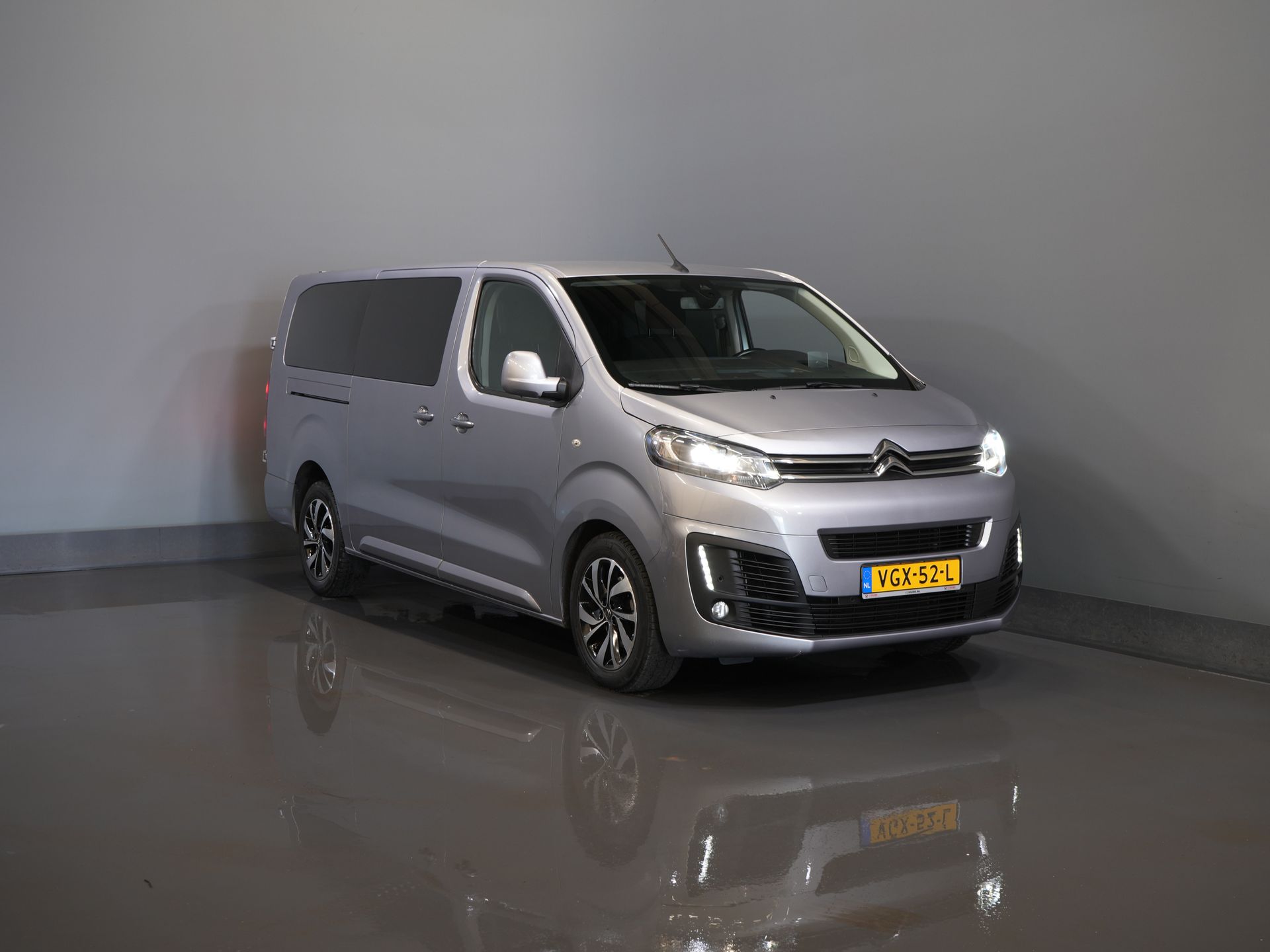Citroën Jumpy Bestelbus 2.0 HDI 180 pk Aut. DC Dubbel Cabine Xenon/ Adapt.Cruise/ Standkachel/ 2x Schuifdeur/ Carplay/ Keyless/ Climate/ Camera/ Navi/ 1 0