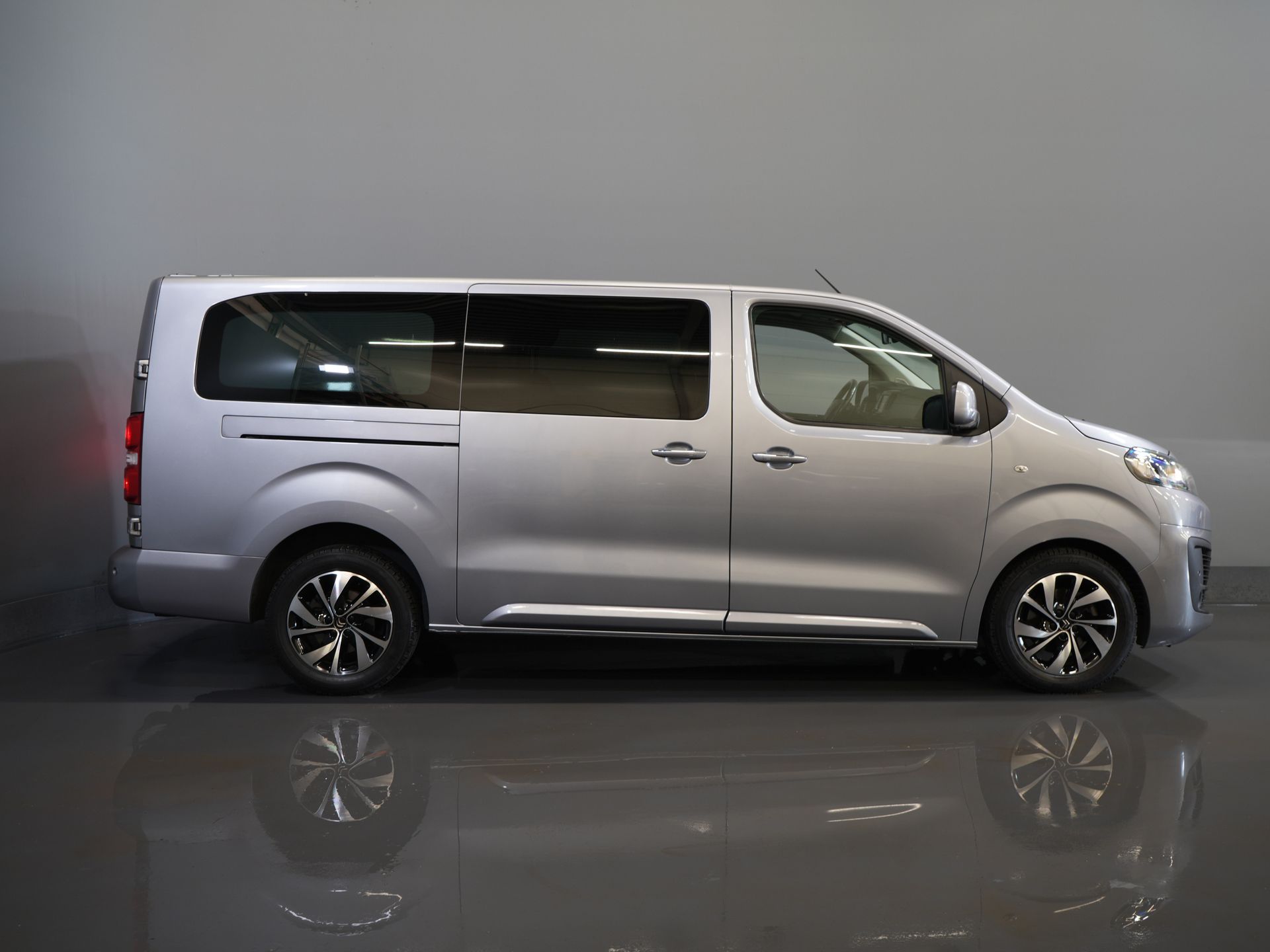 Citroën Jumpy Bestelbus 2.0 HDI 180 pk Aut. DC Dubbel Cabine Xenon/ Adapt.Cruise/ Standkachel/ 2x Schuifdeur/ Carplay/ Keyless/ Climate/ Camera/ Navi/ 1 10