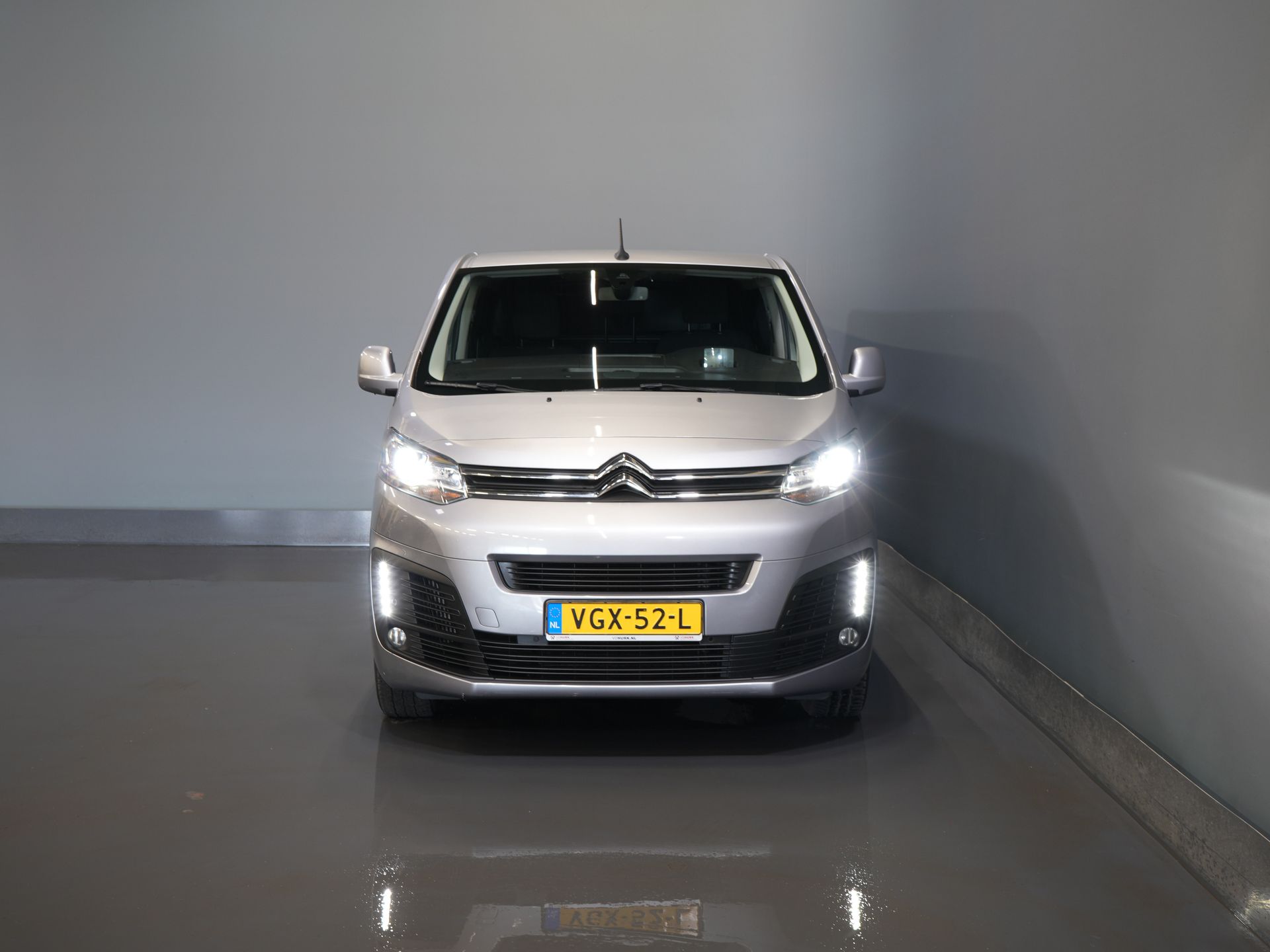 Citroën Jumpy Bestelbus 2.0 HDI 180 pk Aut. DC Dubbel Cabine Xenon/ Adapt.Cruise/ Standkachel/ 2x Schuifdeur/ Carplay/ Keyless/ Climate/ Camera/ Navi/ 1 6