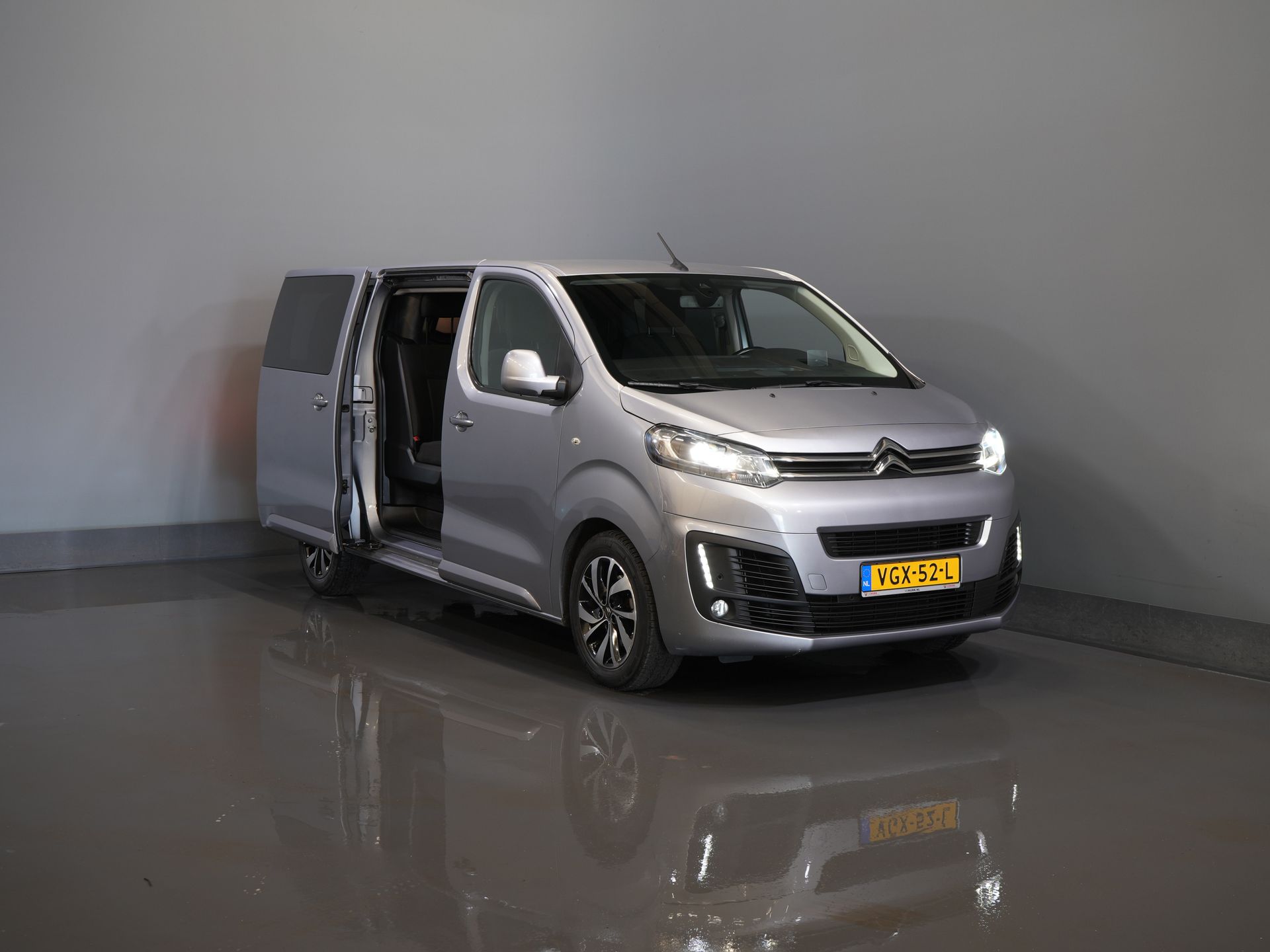 Citroën Jumpy Bestelbus 2.0 HDI 180 pk Aut. DC Dubbel Cabine Xenon/ Adapt.Cruise/ Standkachel/ 2x Schuifdeur/ Carplay/ Keyless/ Climate/ Camera/ Navi/ 1 8
