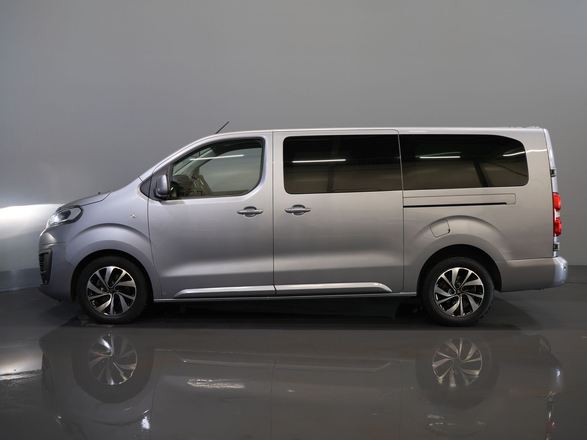 Citroën Jumpy Bestelbus 2.0 HDI 180 pk Aut. DC Dubbel Cabine Xenon/ Adapt.Cruise/ Standkachel/ 2x Schuifdeur/ Carplay/ Keyless/ Climate/ Camera/ Navi/ 1 9