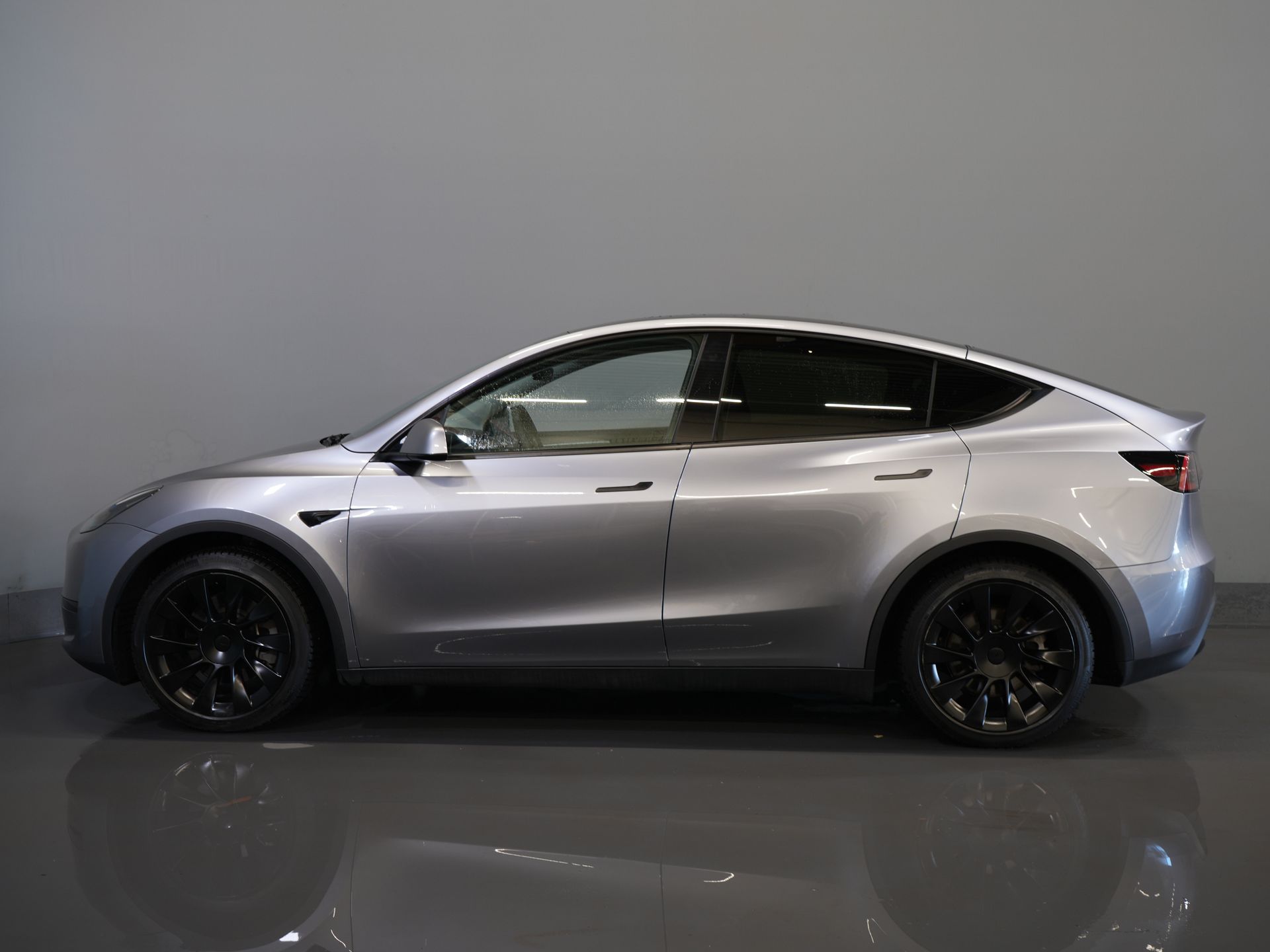 Tesla Model Y SUV 455 Km WLTP (DEMO) Pano/ Memory/ Elek.klep/ Stoelverw./ Navi/ 360 Camera/ Climate/ 20” LMV 9