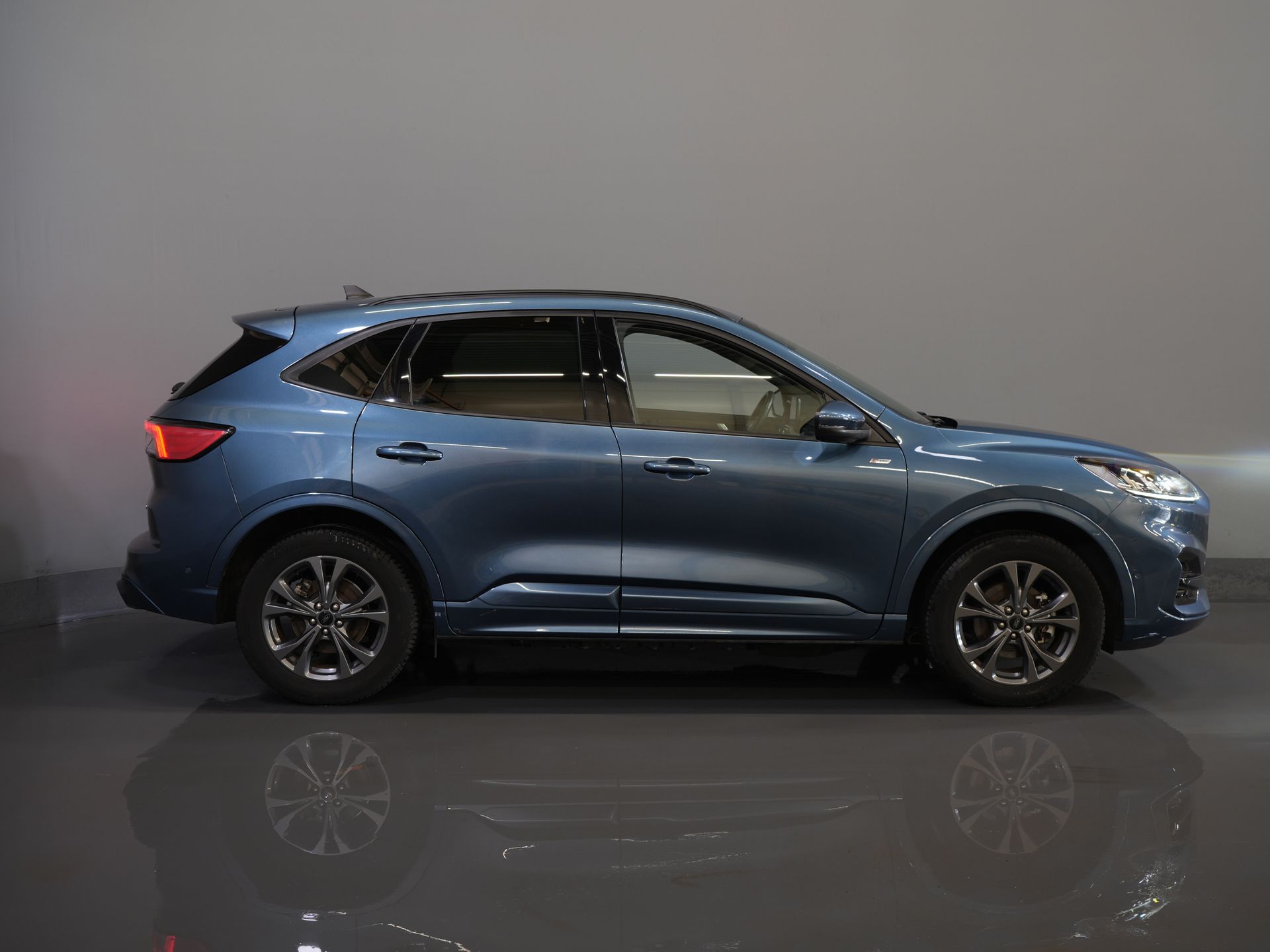 Ford Kuga SUV 2.5 PHEV 225 pk ST-Line LED/ Head-Up/ Adapt.cruise/ Standkachel/ Keyless/ Elek.klep/ Stoelverw/ Stuurverw./ Carplay/ Navi/ Clima 10