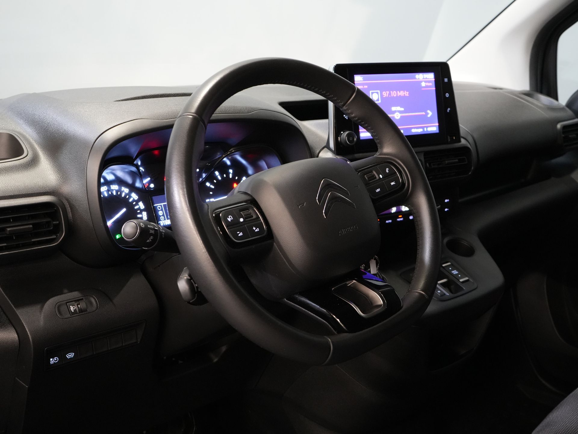 Citroën Berlingo Bestelbus 1.5 HDi 130 pk Aut. L2 3 Pers./ Carplay/ Climate/ Camera/ Standkachel/ Stoelverw/ Trekhaak/ LMV/ Dealer O.H. 13