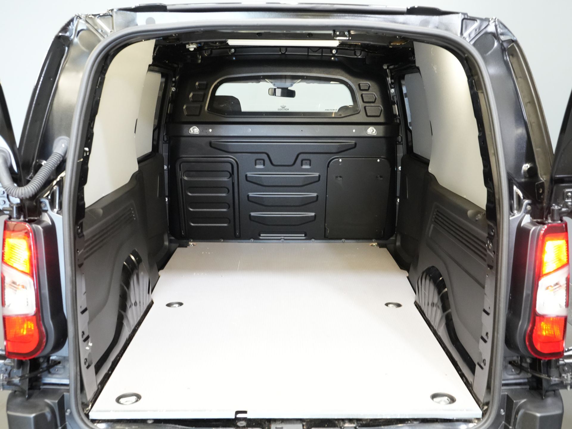 Citroën Berlingo Bestelbus 1.5 HDi 130 pk Aut. L2 3 Pers./ Carplay/ Climate/ Camera/ Standkachel/ Stoelverw/ Trekhaak/ LMV/ Dealer O.H. 14