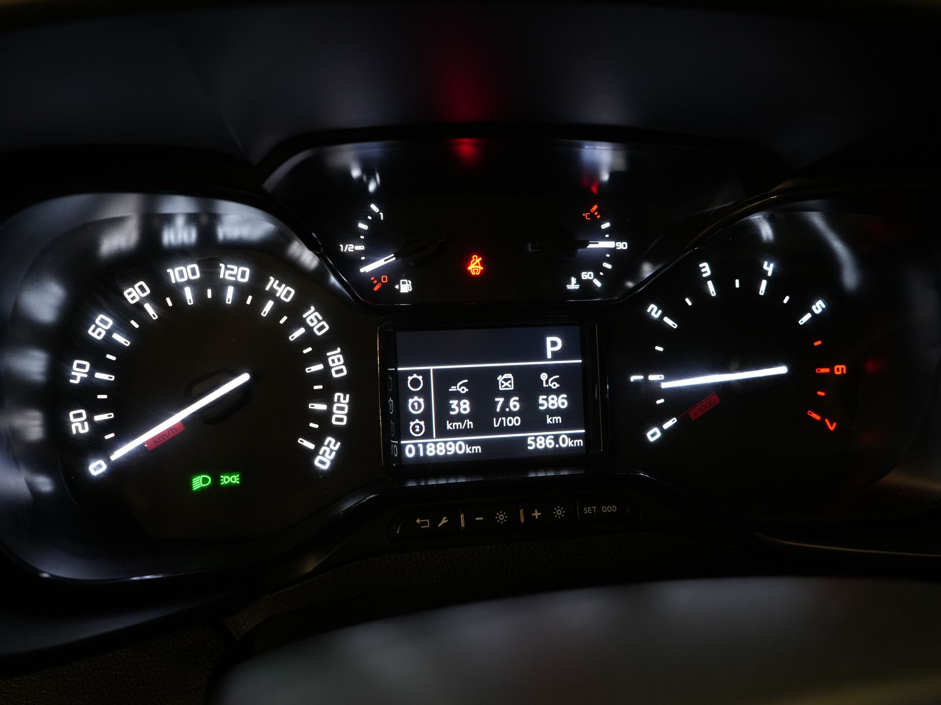 Citroën Berlingo Bestelbus 1.5 HDi 130 pk Aut. L2 3 Pers./ Carplay/ Climate/ Camera/ Standkachel/ Stoelverw/ Trekhaak/ LMV/ Dealer O.H. 21
