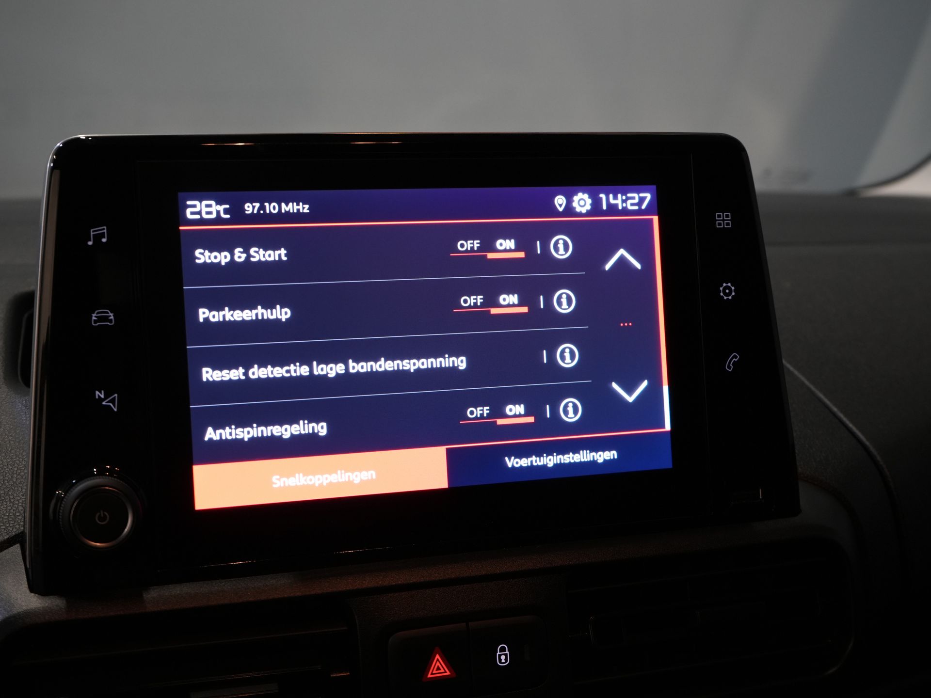 Citroën Berlingo Bestelbus 1.5 HDi 130 pk Aut. L2 3 Pers./ Carplay/ Climate/ Camera/ Standkachel/ Stoelverw/ Trekhaak/ LMV/ Dealer O.H. 25