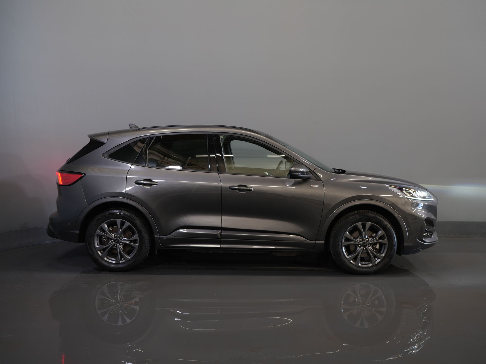 Ford Kuga SUV 2.5 PHEV 225 pk ST-Line LED/ Head-Up/ Adapt.cruise/ Keyless/ Elek.klep/ Stoelverw/ Stuurverw./ Carplay/ Navi/ Climate/ PDC 10