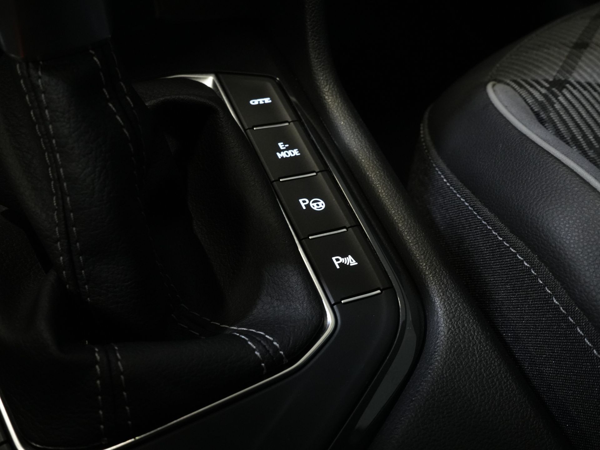 Volkswagen Tiguan SUV 1.4 TSI eHybrid R-Line (DEMO) Pano/ IQ-Light/ Head-Up/ Elek.Trekhaak/ Elek.Klep/ Adapt.Cruise/ Parelmoer/ Stoelverw./ Climate/ C 28